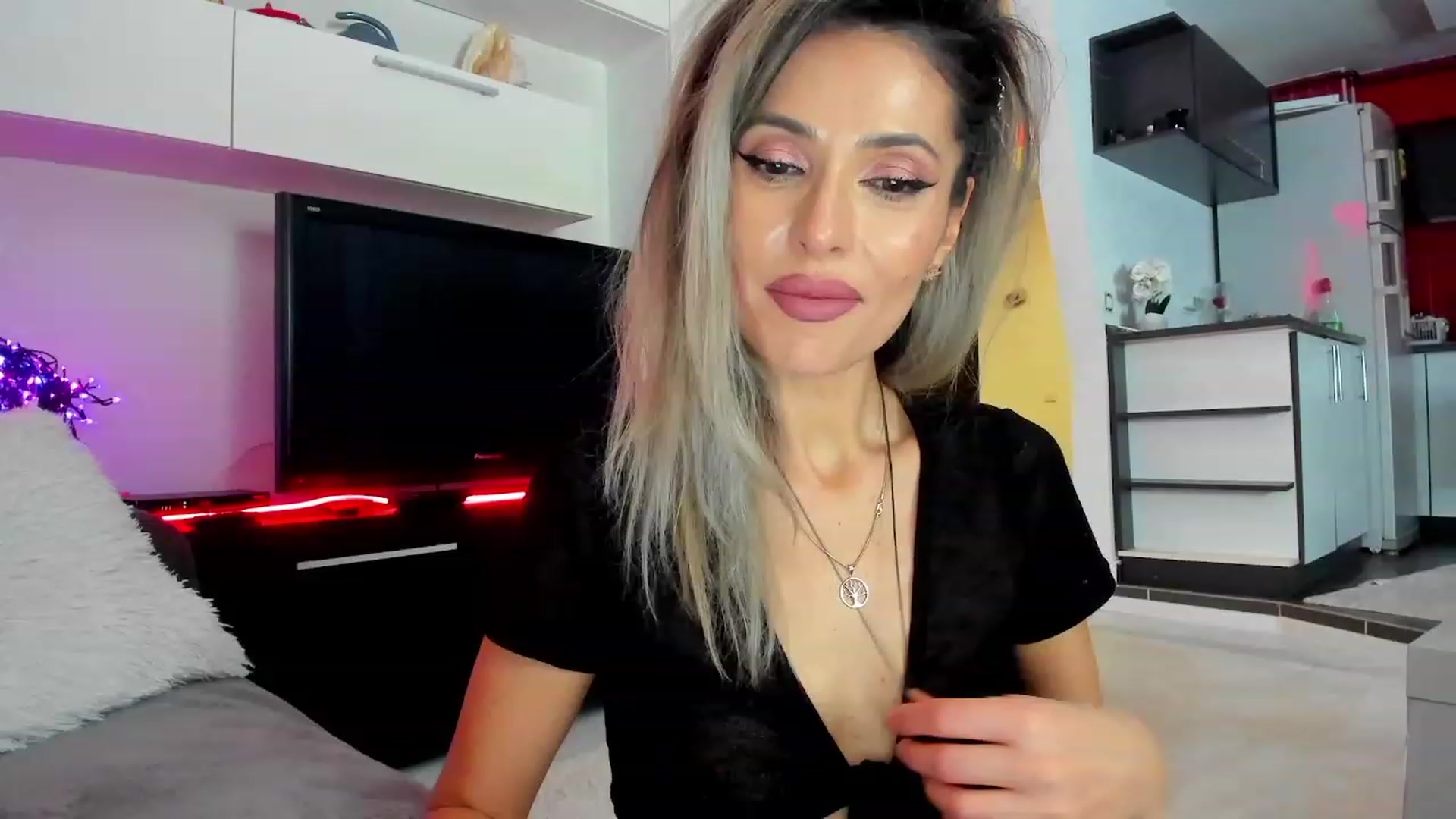 Gallery image thumbnail from SmileyTinaa's myfreecams stream on, 02/13/2024, 02:41 image 3 of 20
