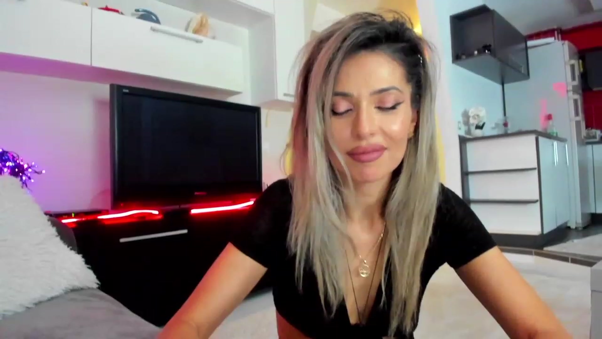 Gallery image thumbnail from SmileyTinaa's myfreecams stream on, 02/13/2024, 02:41 image 10 of 20