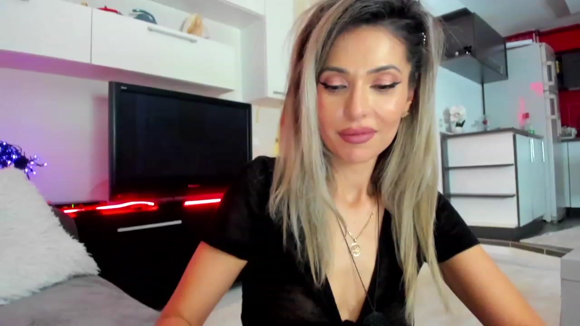 Gallery image thumbnail from SmileyTinaa's myfreecams stream on, 02/13/2024, 02:41 image 6 of 20