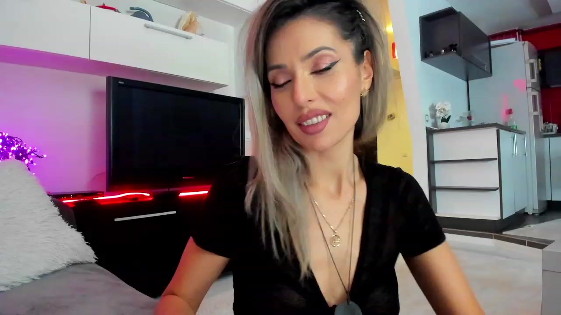 Gallery image thumbnail from SmileyTinaa's myfreecams stream on, 02/13/2024, 02:41 image 4 of 20