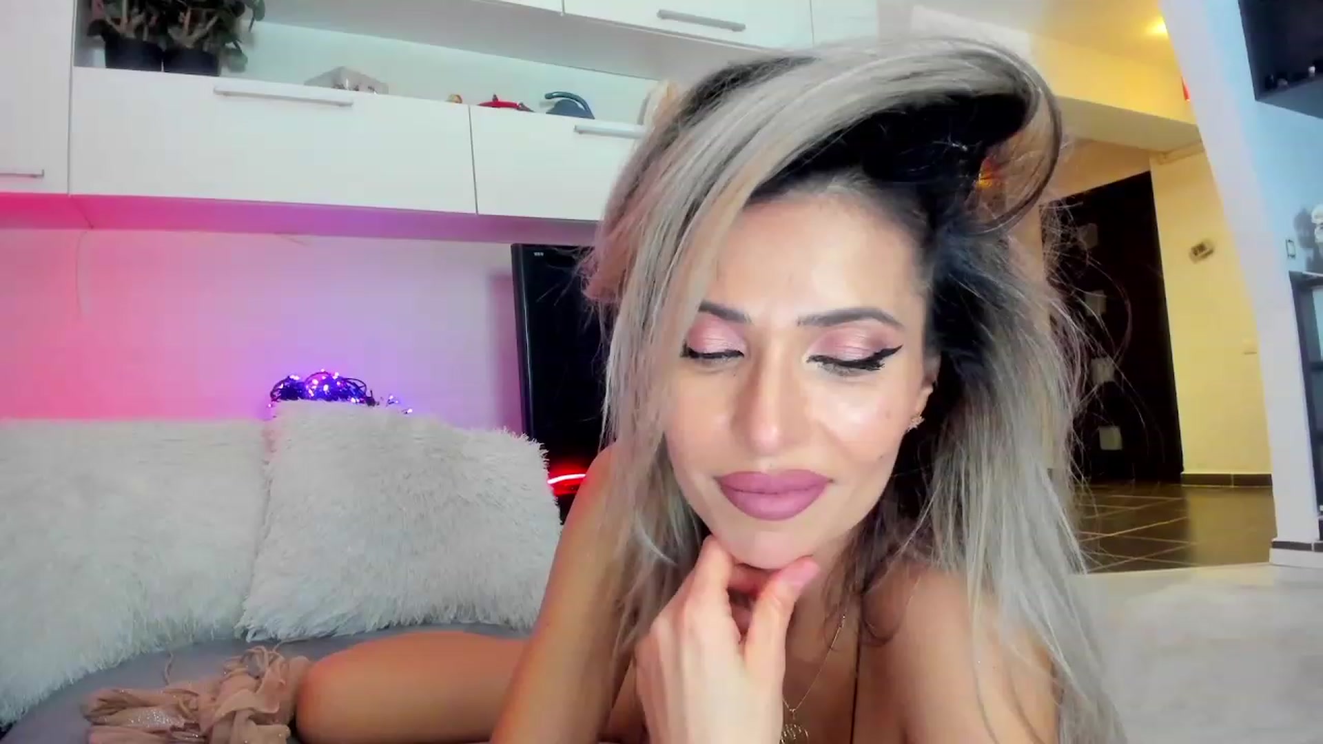 Gallery image thumbnail from SmileyTinaa's myfreecams stream on, 02/14/2024, 24:40 image 16 of 20