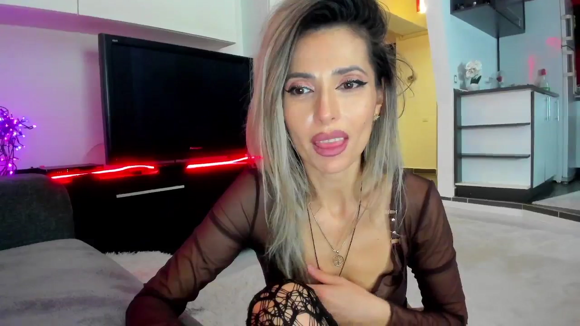 Gallery image thumbnail from SmileyTinaa's myfreecams stream on, 02/15/2024, 03:23 image 15 of 20