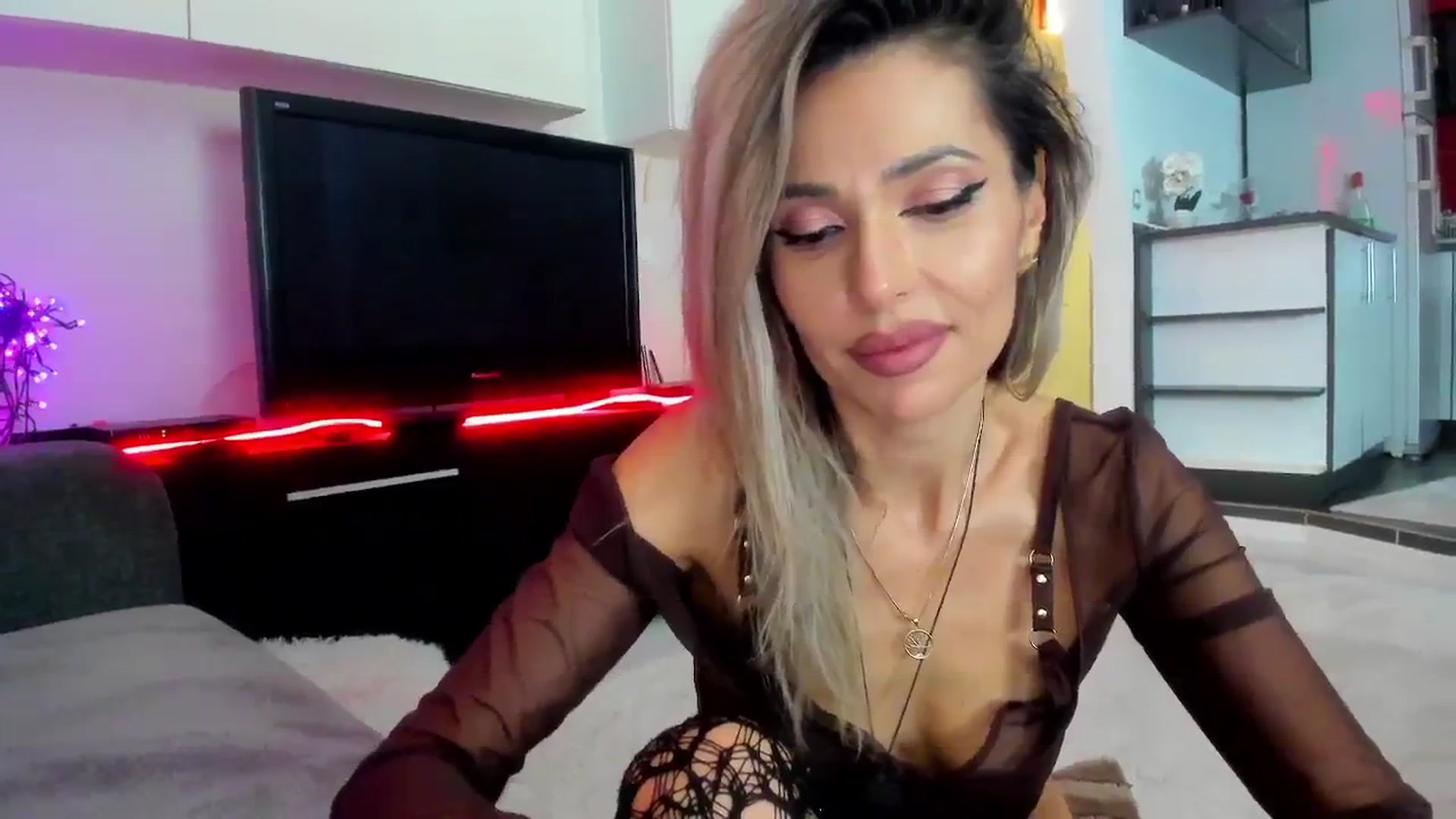 Gallery image thumbnail from SmileyTinaa's myfreecams stream on, 02/15/2024, 03:23 image 4 of 20