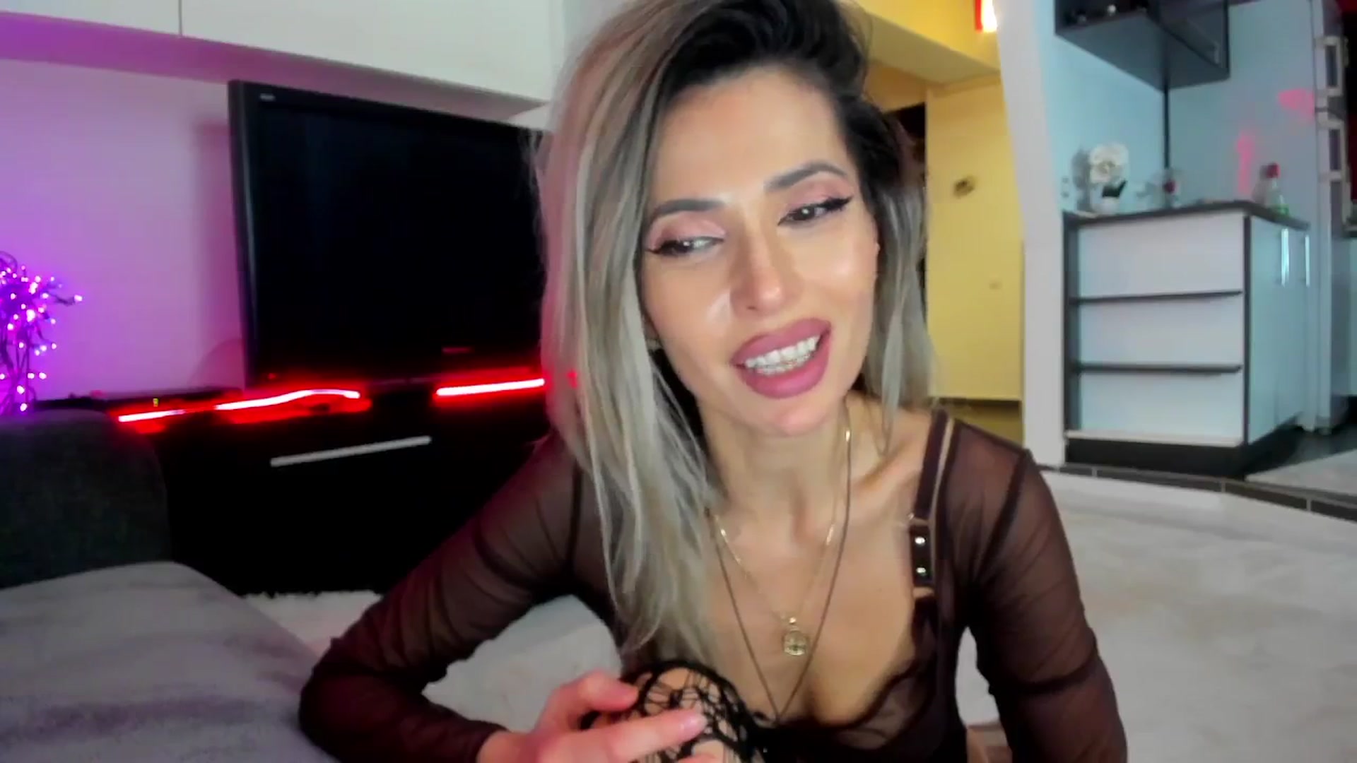 Gallery image thumbnail from SmileyTinaa's myfreecams stream on, 02/15/2024, 03:23 image 14 of 20