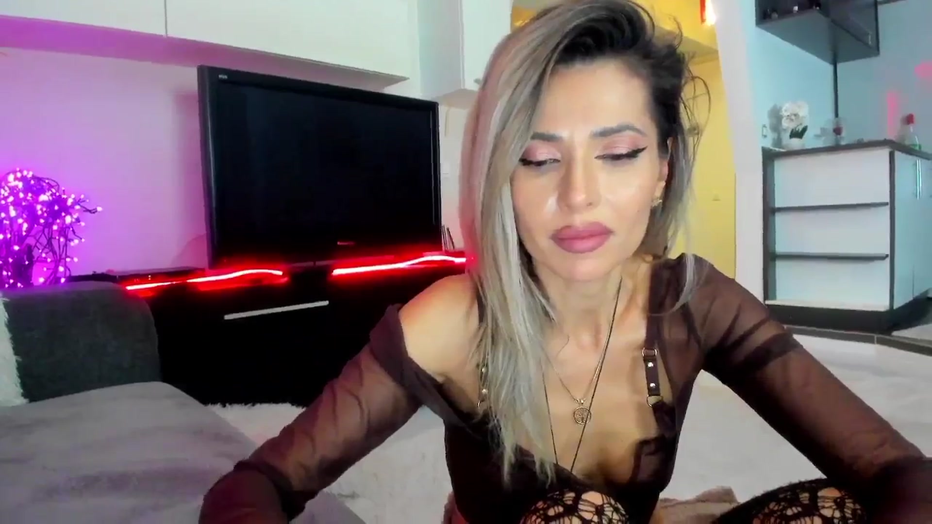 Gallery image thumbnail from SmileyTinaa's myfreecams stream on, 02/15/2024, 03:23 image 2 of 20