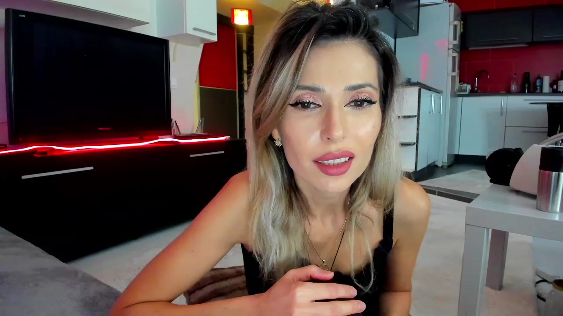 Gallery image thumbnail from SmileyTinaa's myfreecams stream on, 02/27/2024, 22:20 image 5 of 20