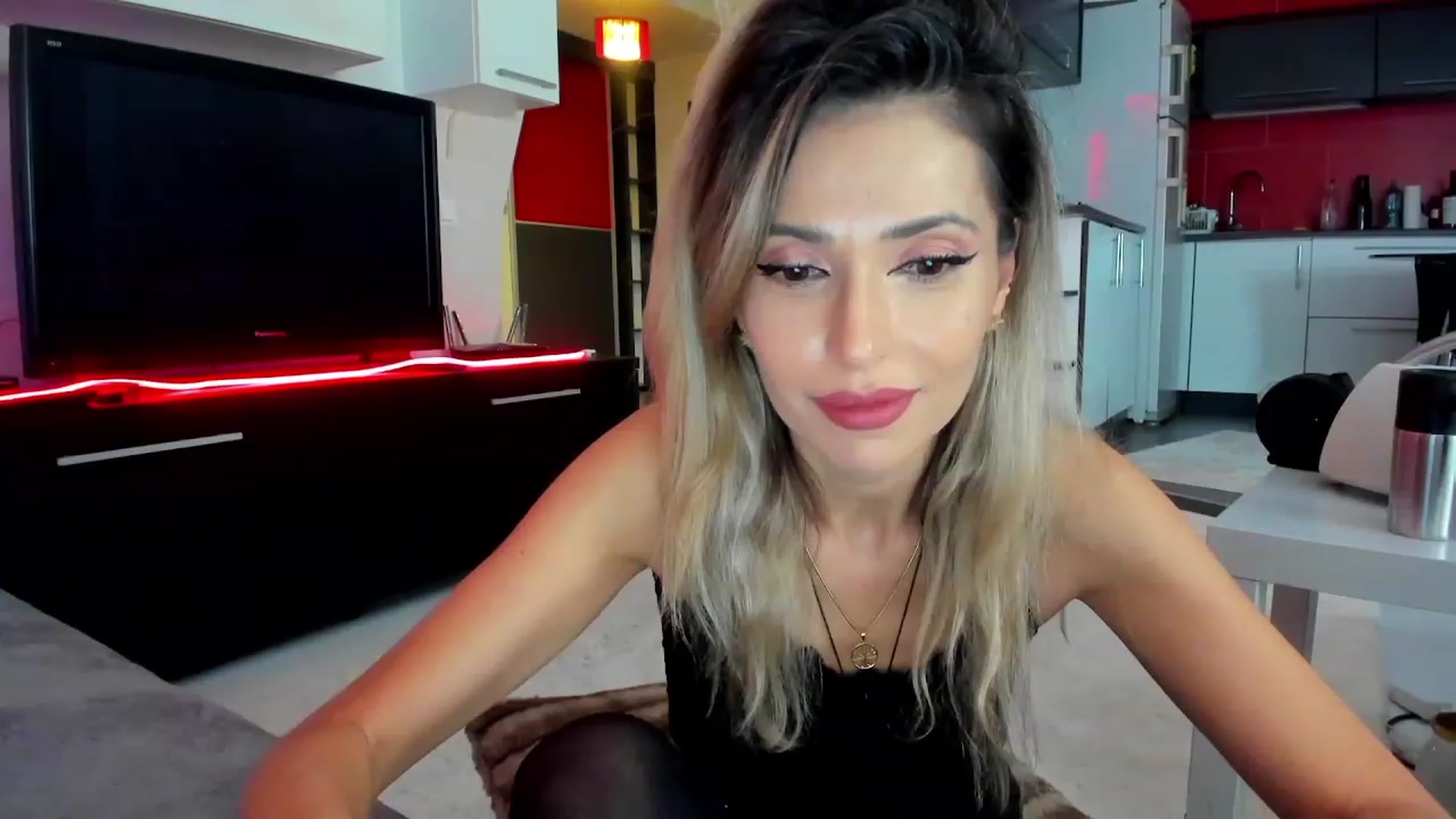 Gallery image thumbnail from SmileyTinaa's myfreecams stream on, 02/27/2024, 22:20 image 15 of 20