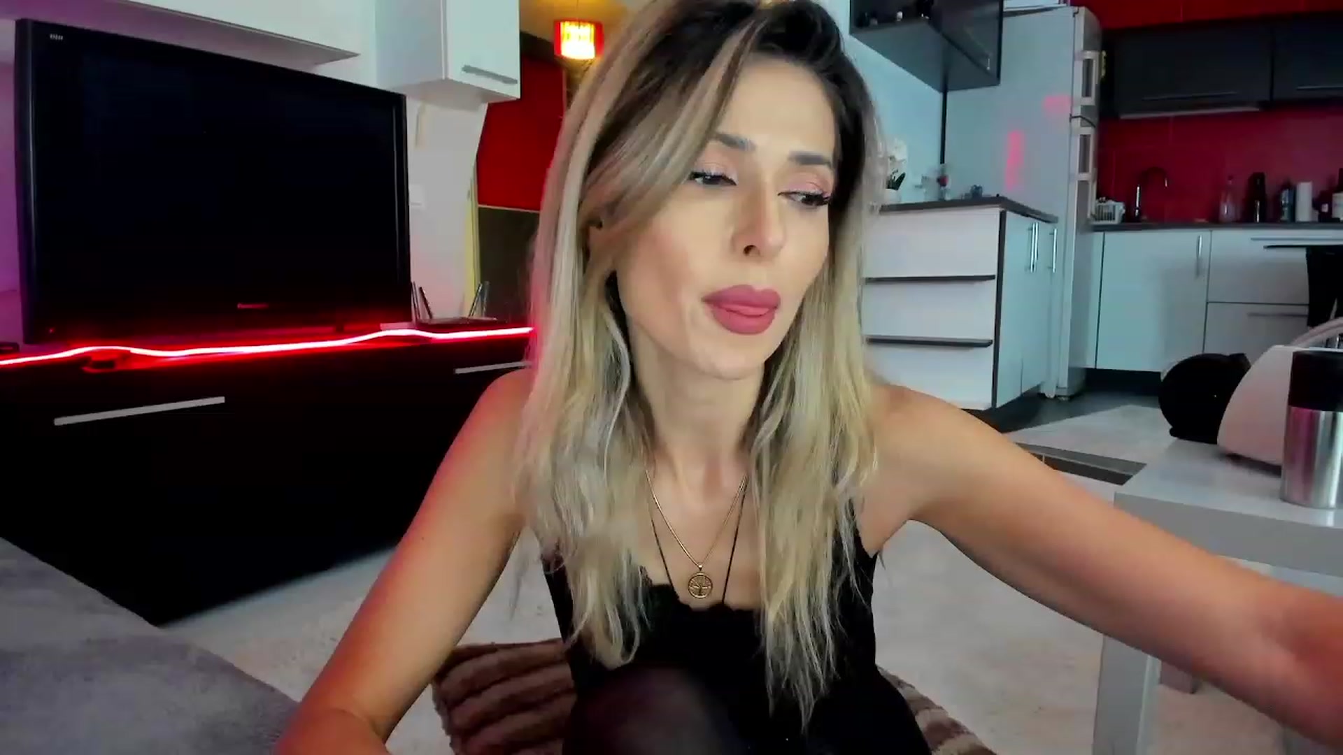 Gallery image thumbnail from SmileyTinaa's myfreecams stream on, 02/27/2024, 22:20 image 12 of 20
