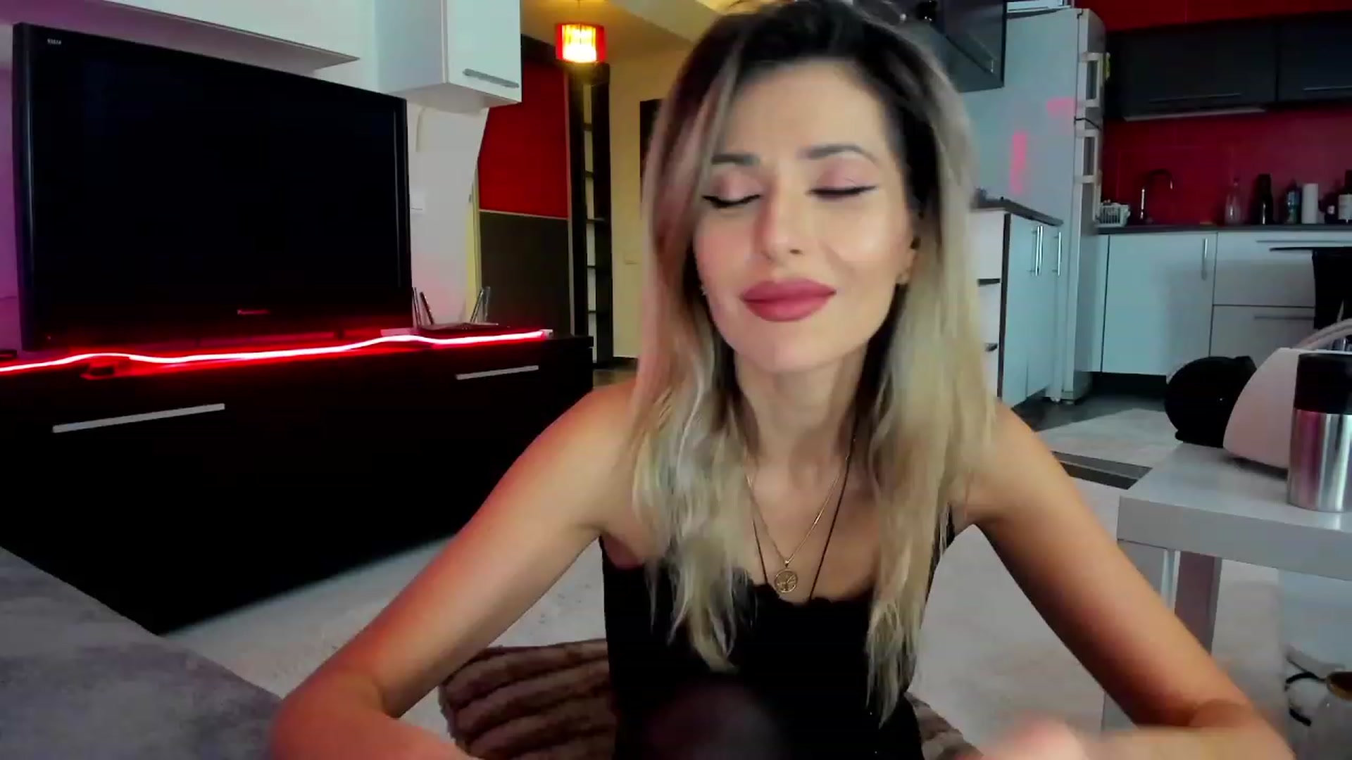 Gallery image thumbnail from SmileyTinaa's myfreecams stream on, 02/27/2024, 22:20 image 10 of 20