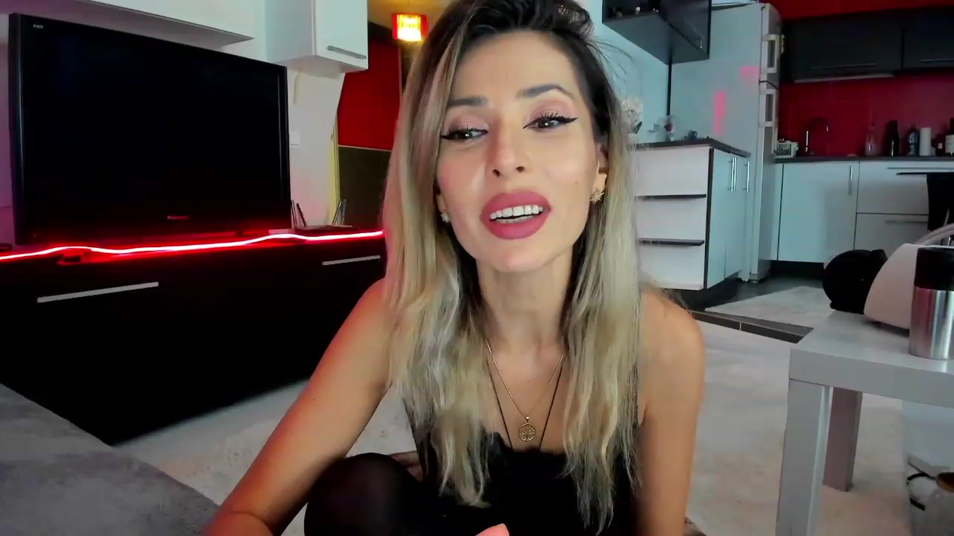 Gallery image thumbnail from SmileyTinaa's myfreecams stream on, 02/27/2024, 22:20 image 17 of 20