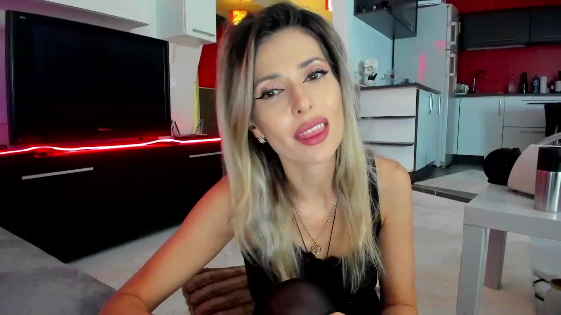 Gallery image thumbnail from SmileyTinaa's myfreecams stream on, 02/27/2024, 22:20 image 8 of 20