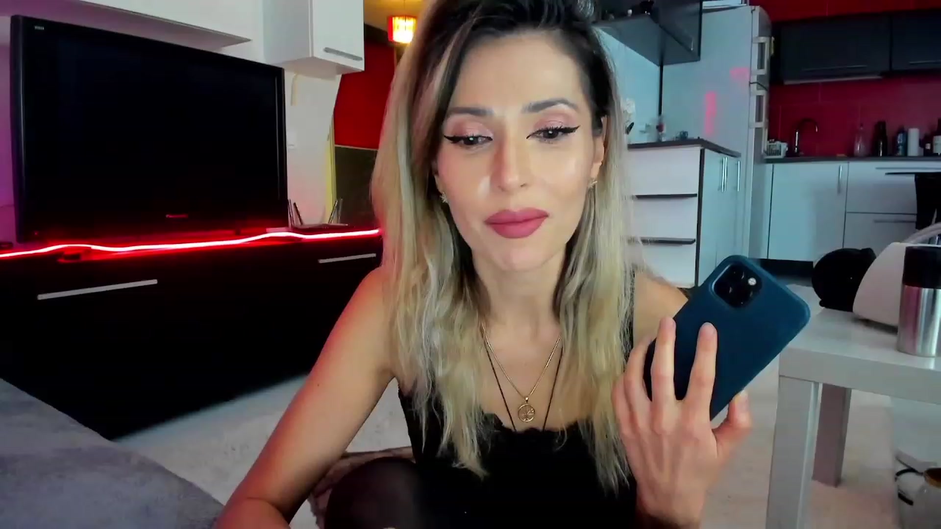 Gallery image thumbnail from SmileyTinaa's myfreecams stream on, 02/27/2024, 22:20 image 14 of 20