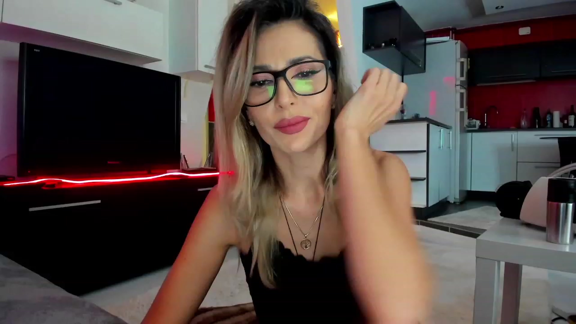 Gallery image thumbnail from SmileyTinaa's myfreecams stream on, 02/27/2024, 22:20 image 3 of 20