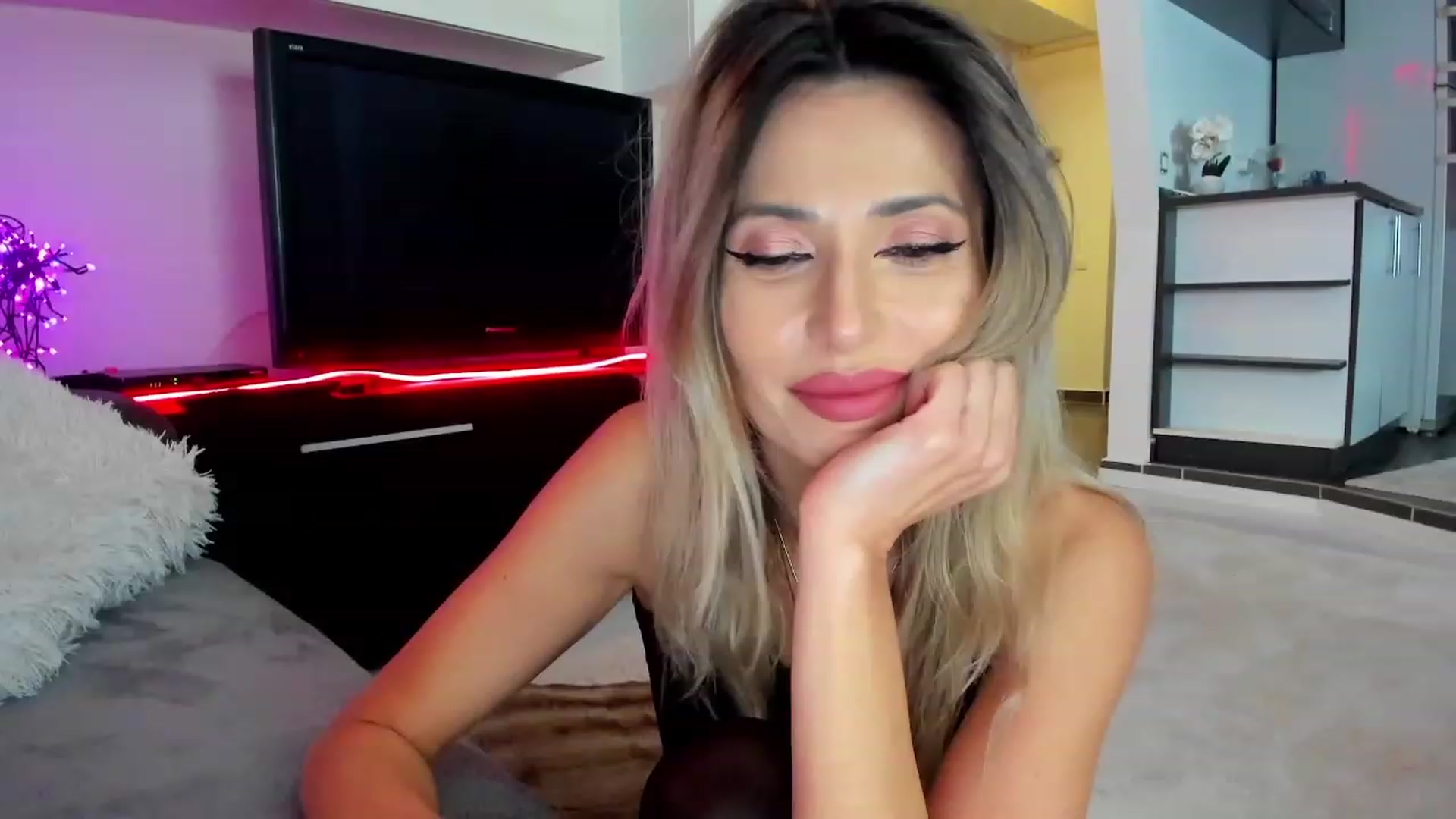 Gallery image thumbnail from SmileyTinaa's myfreecams stream on, 02/28/2024, 01:42 image 2 of 20