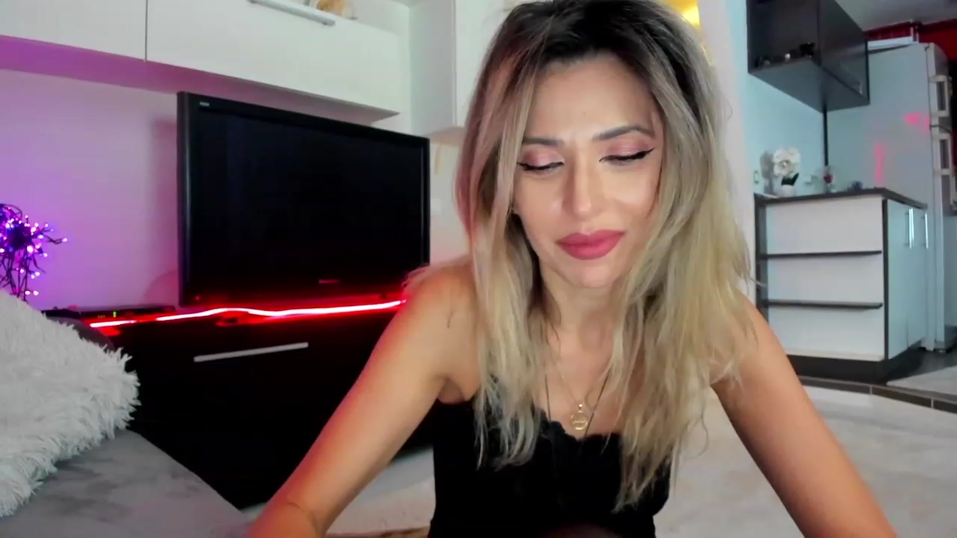 Gallery image thumbnail from SmileyTinaa's myfreecams stream on, 02/28/2024, 01:42 image 14 of 20