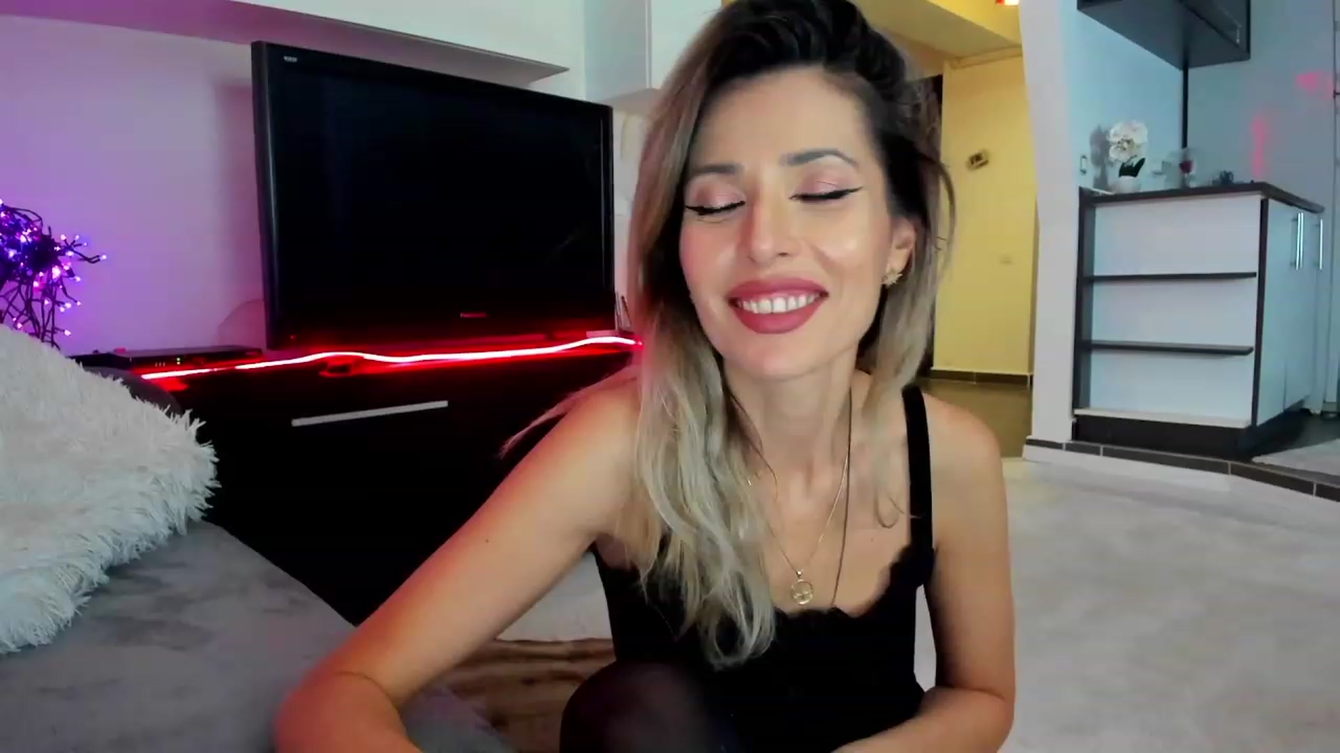 Gallery image thumbnail from SmileyTinaa's myfreecams stream on, 02/28/2024, 01:42 image 12 of 20