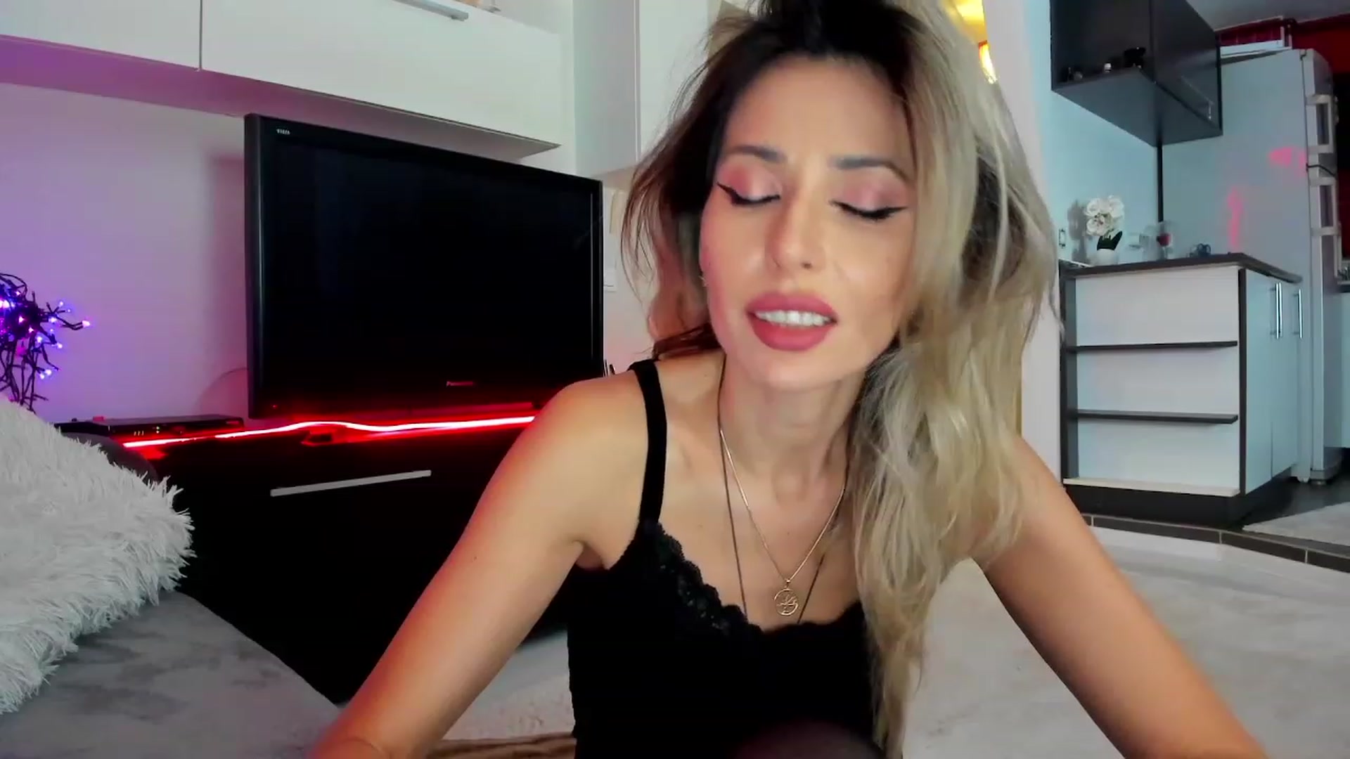 Gallery image thumbnail from SmileyTinaa's myfreecams stream on, 02/28/2024, 01:42 image 18 of 20
