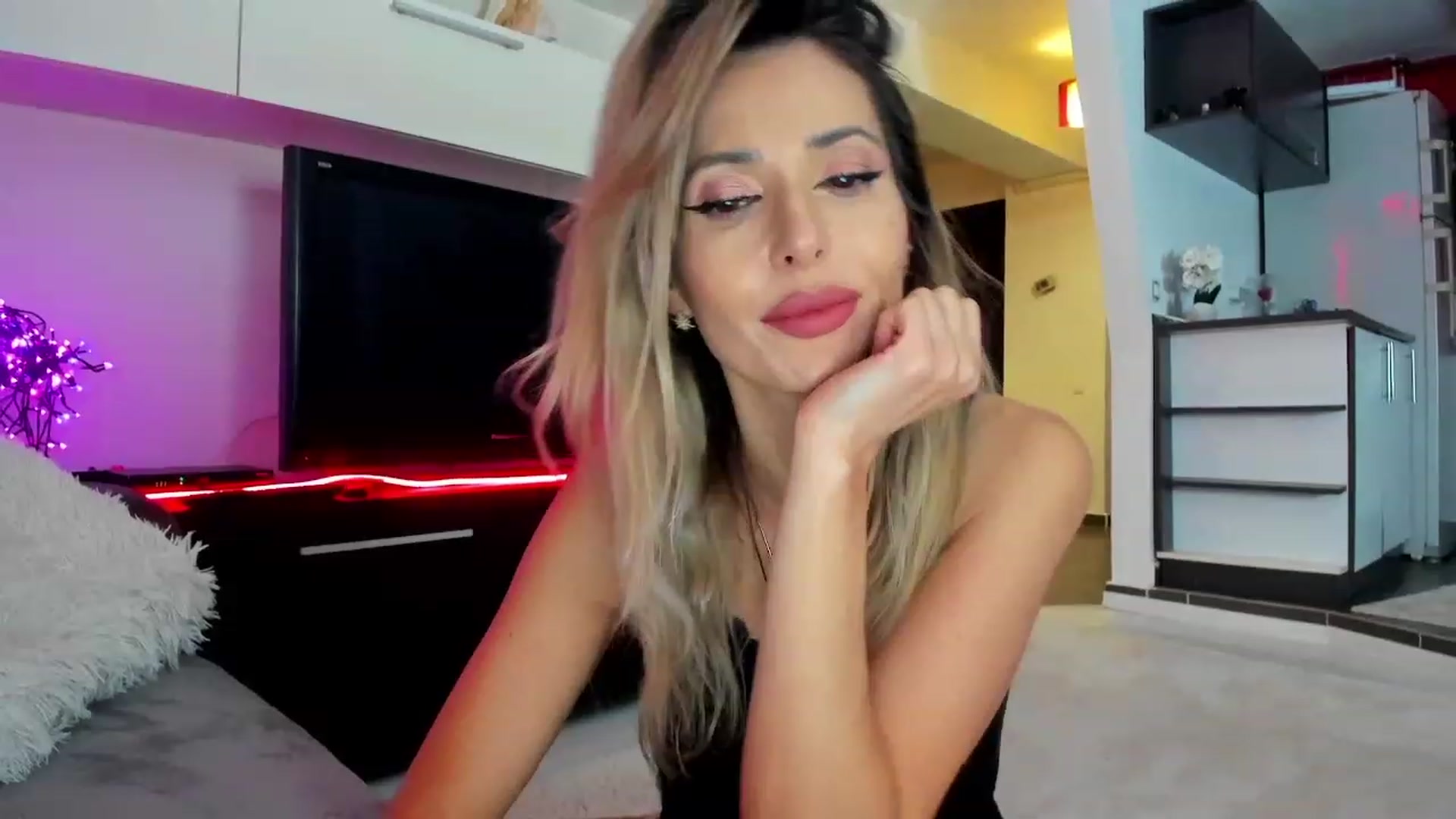 Gallery image thumbnail from SmileyTinaa's myfreecams stream on, 02/28/2024, 01:42 image 15 of 20
