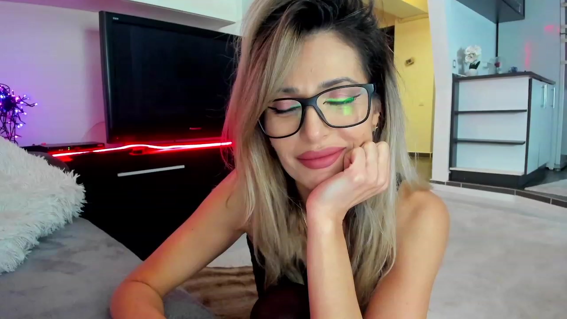 Gallery image thumbnail from SmileyTinaa's myfreecams stream on, 02/28/2024, 01:42 image 5 of 20