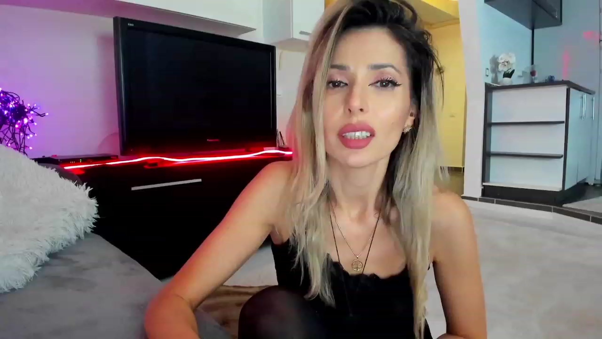 Gallery image thumbnail from SmileyTinaa's myfreecams stream on, 02/28/2024, 01:42 image 10 of 20
