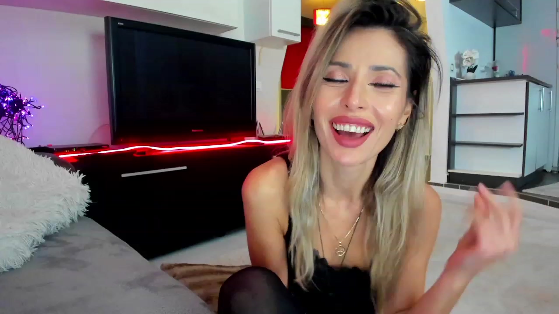 Gallery image thumbnail from SmileyTinaa's myfreecams stream on, 02/28/2024, 01:42 image 8 of 20