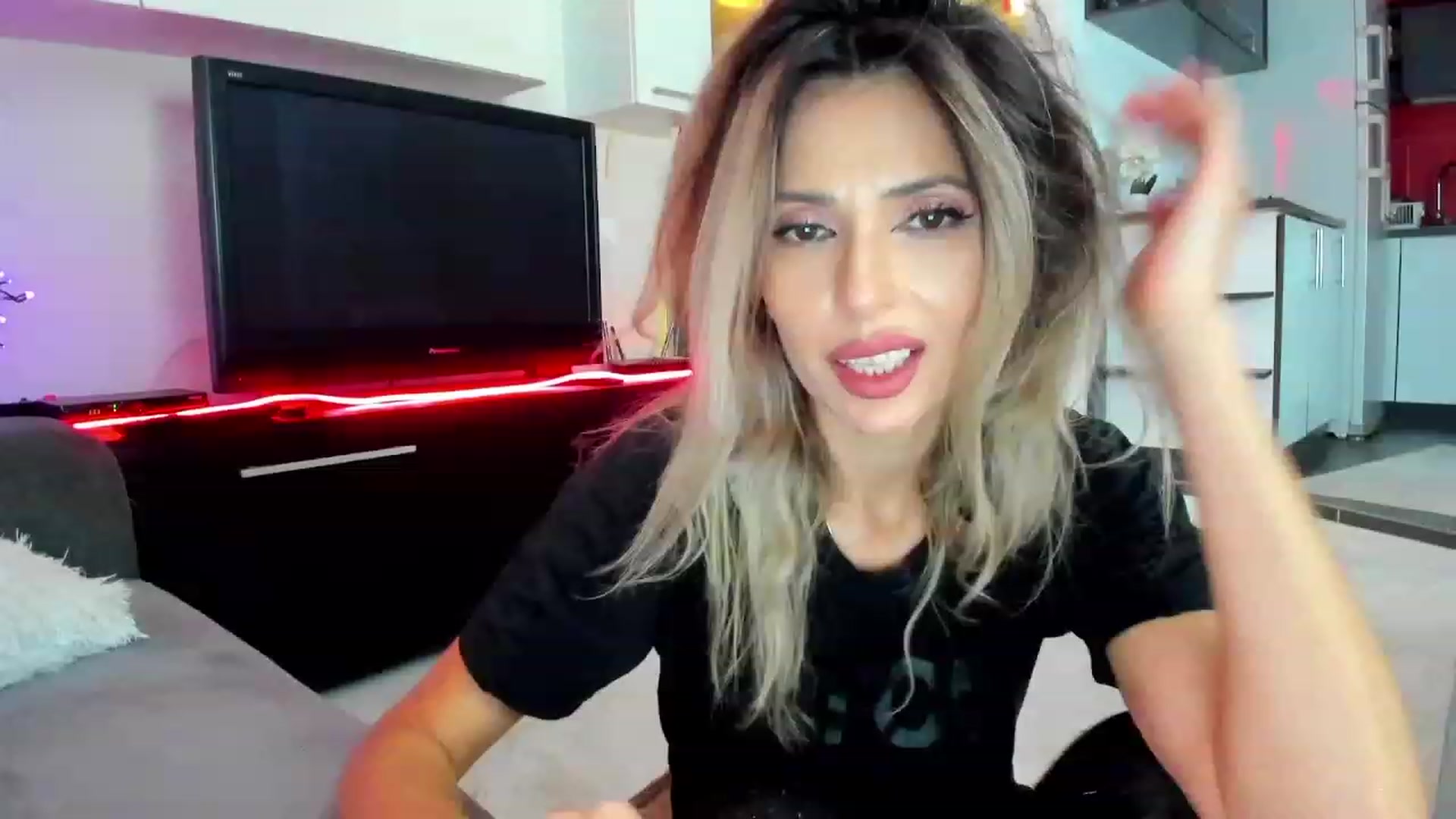 Gallery image thumbnail from SmileyTinaa's myfreecams stream on, 02/28/2024, 05:32 image 9 of 20