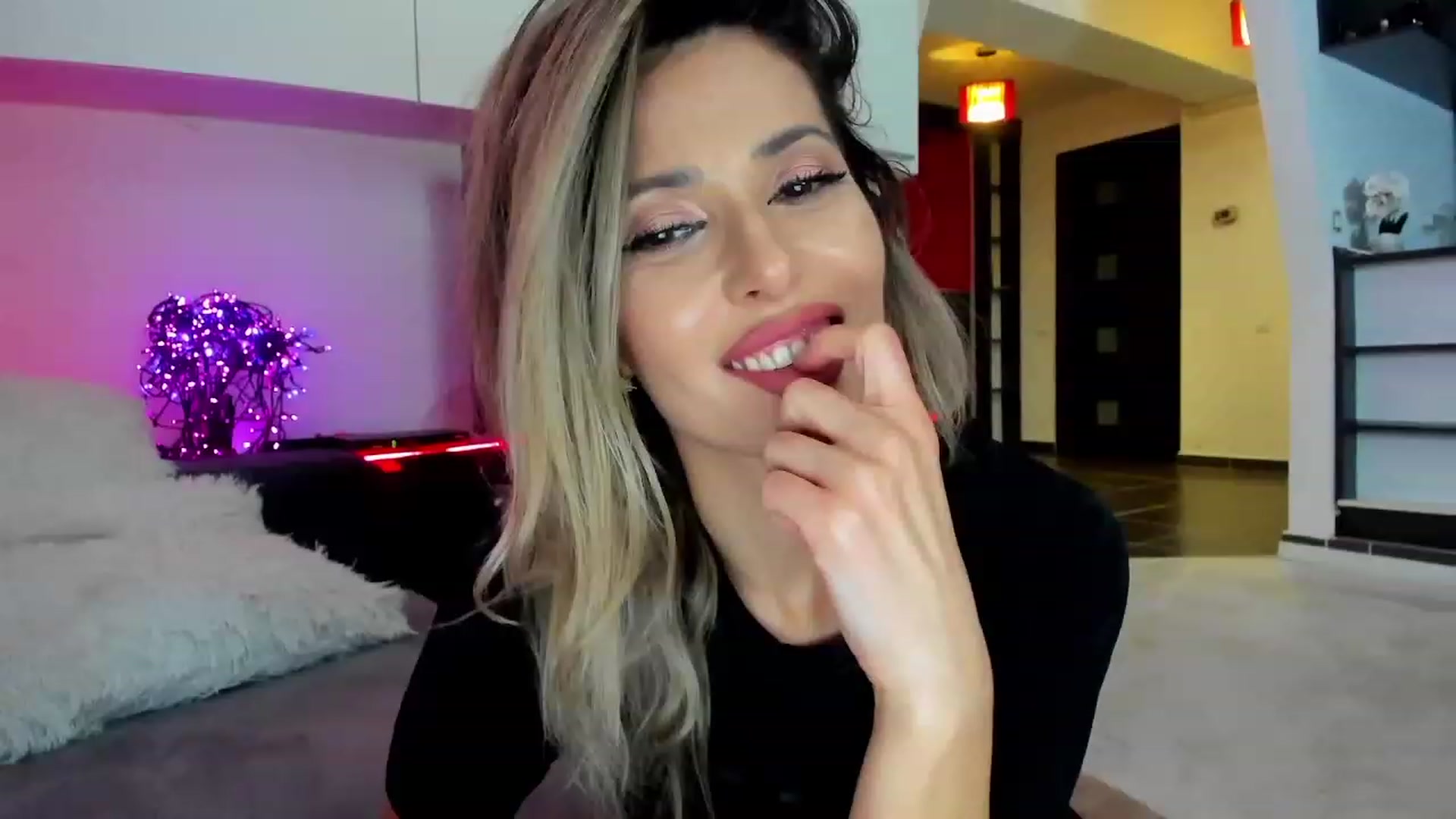 Gallery image thumbnail from SmileyTinaa's myfreecams stream on, 02/28/2024, 05:32 image 15 of 20