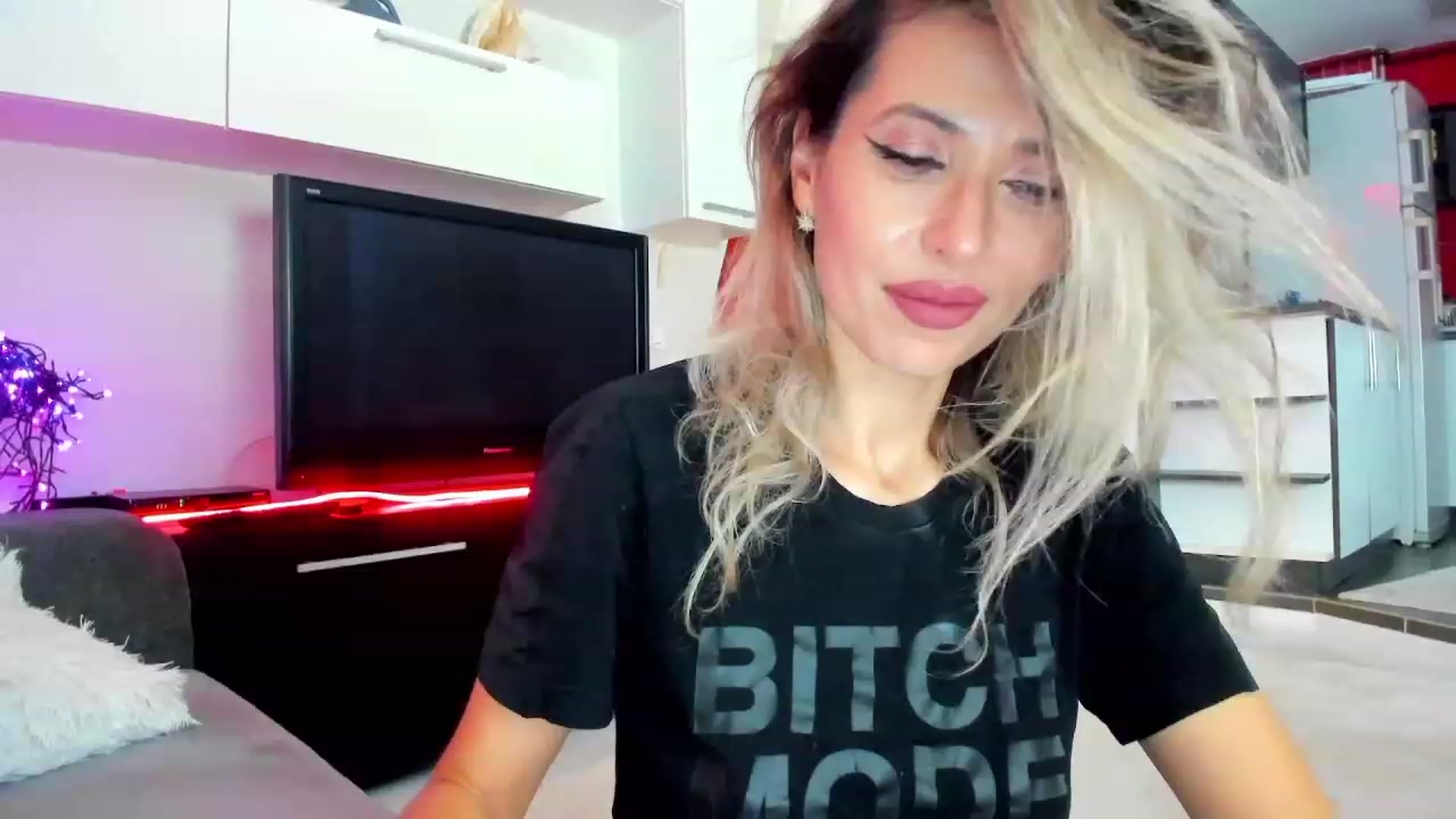 Gallery image thumbnail from SmileyTinaa's myfreecams stream on, 02/28/2024, 05:32 image 12 of 20