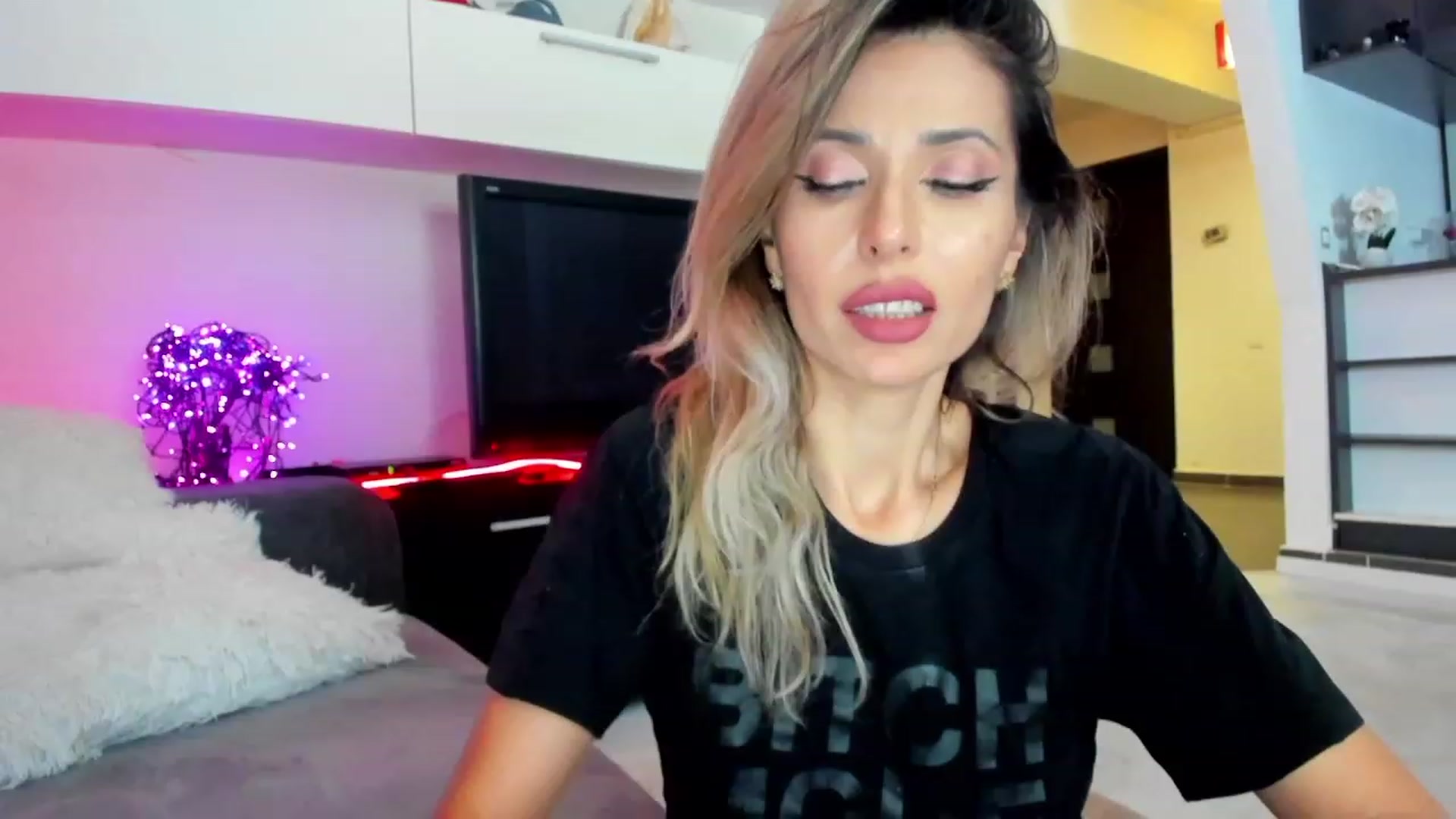 Gallery image thumbnail from SmileyTinaa's myfreecams stream on, 02/28/2024, 05:32 image 18 of 20
