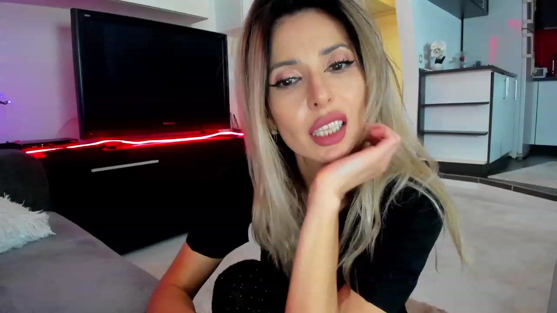 Gallery image thumbnail from SmileyTinaa's myfreecams stream on, 02/28/2024, 05:32 image 2 of 20