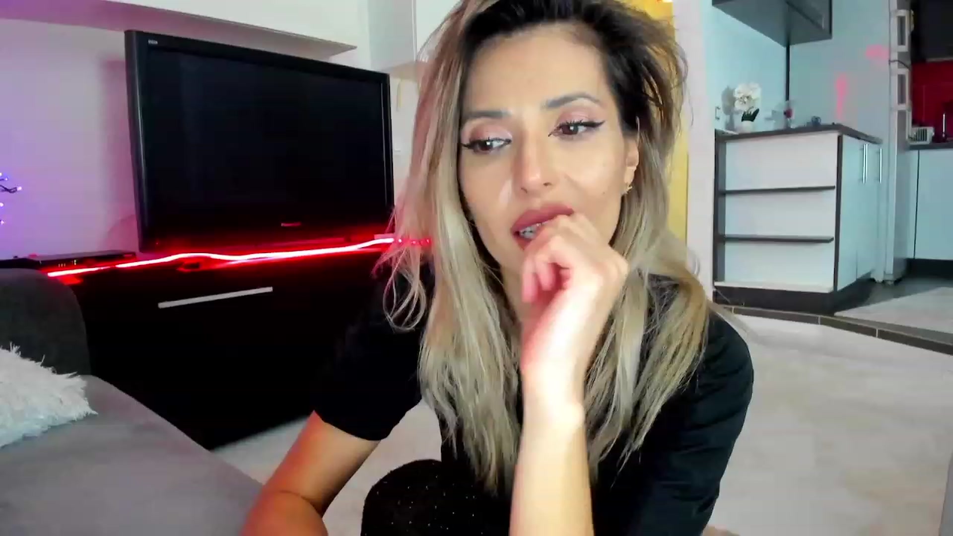 Gallery image thumbnail from SmileyTinaa's myfreecams stream on, 02/28/2024, 05:32 image 4 of 20