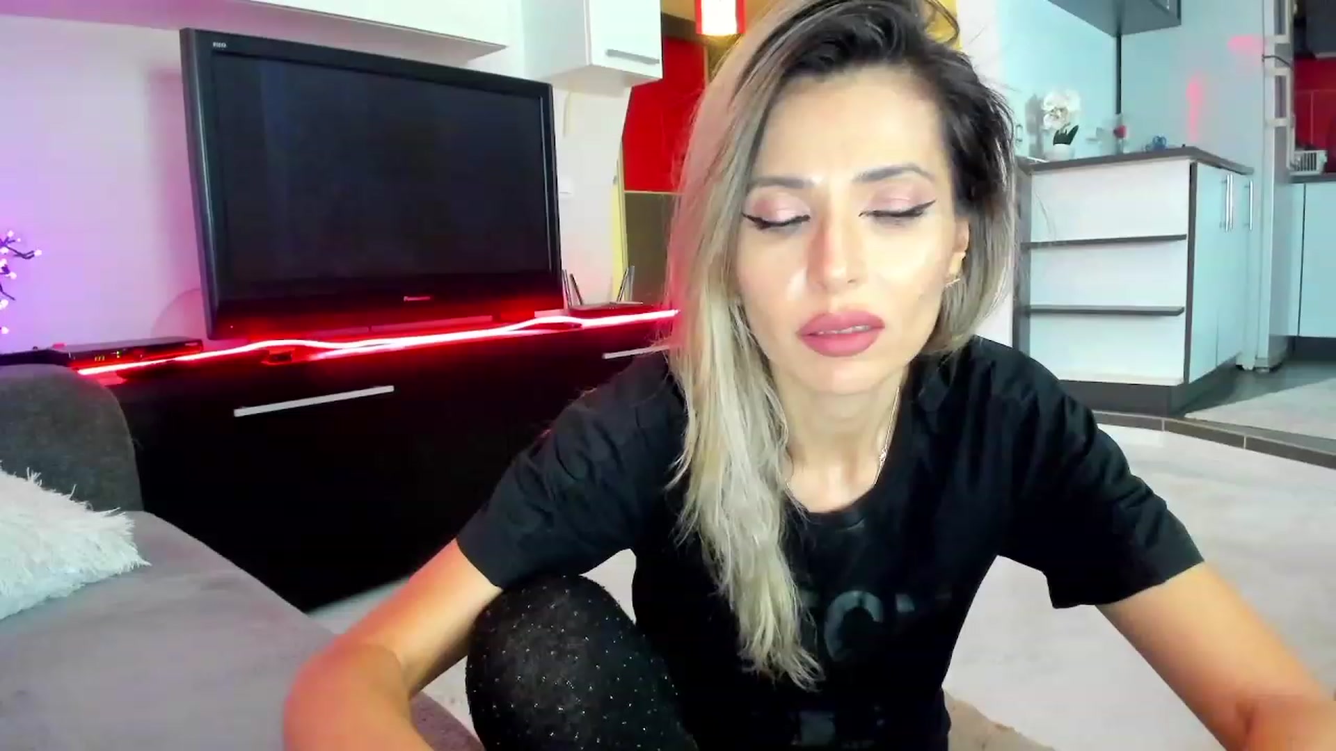 Gallery image thumbnail from SmileyTinaa's myfreecams stream on, 02/28/2024, 05:32 image 1 of 20