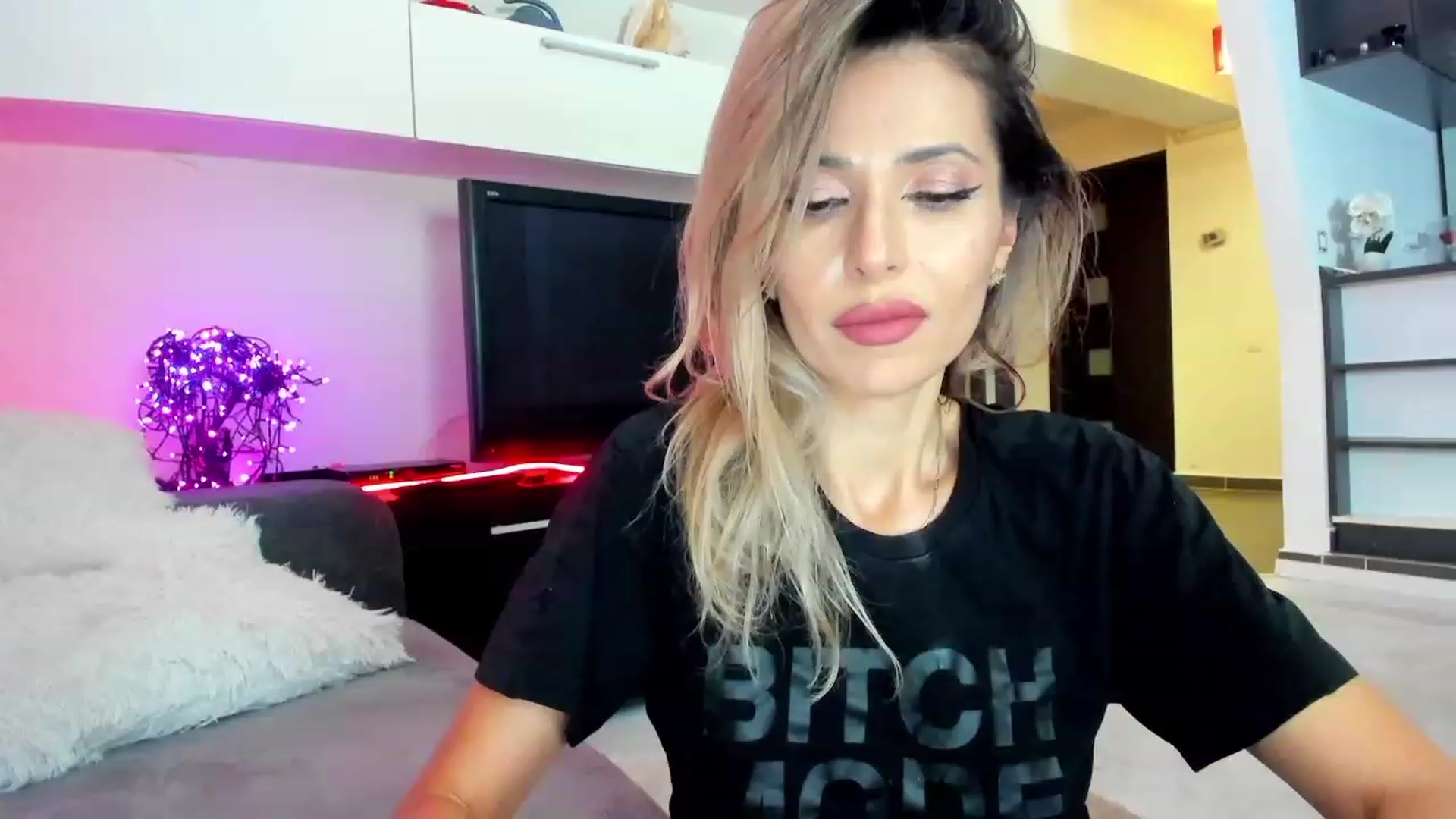 Gallery image thumbnail from SmileyTinaa's myfreecams stream on, 02/28/2024, 05:32 image 17 of 20