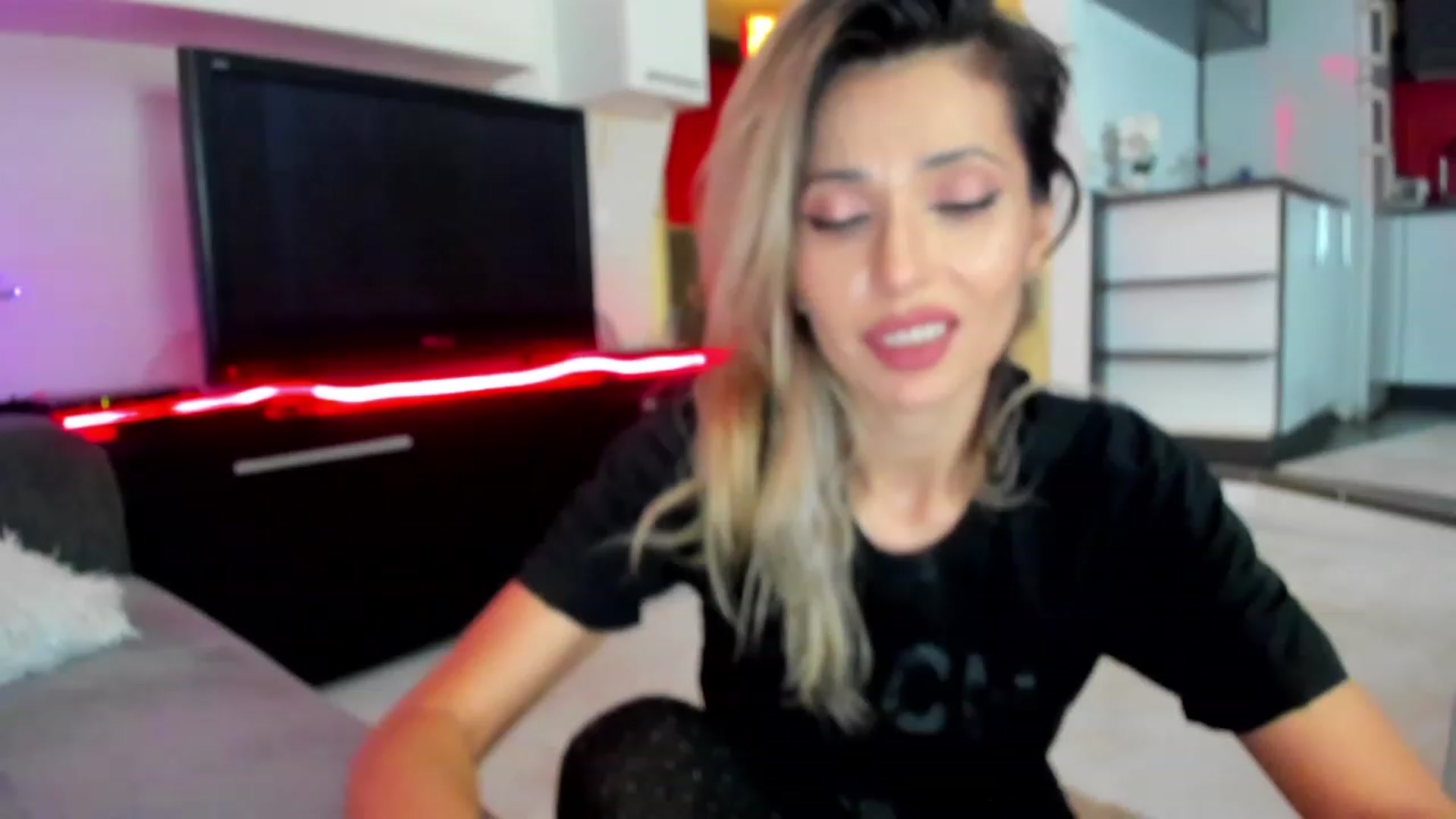 Gallery image thumbnail from SmileyTinaa's myfreecams stream on, 02/28/2024, 05:32 image 6 of 20