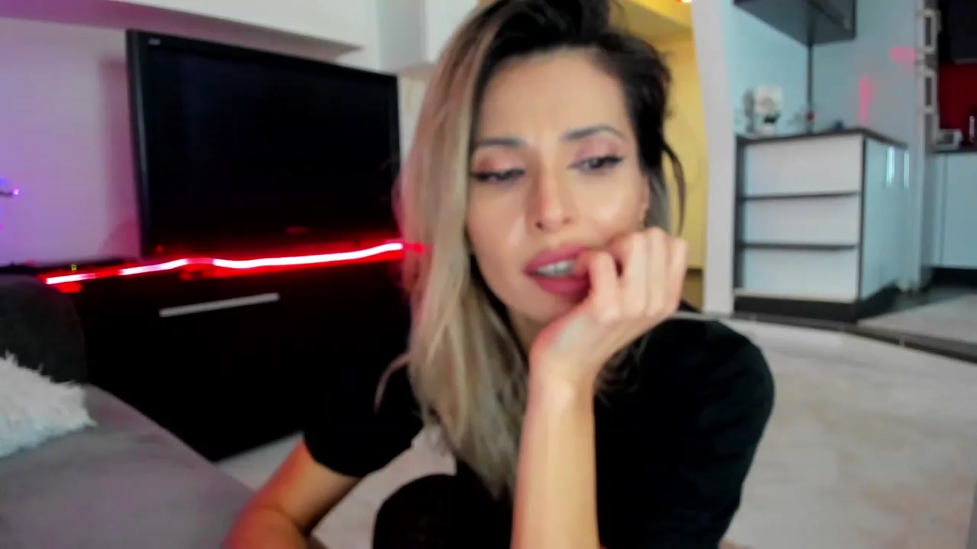 Gallery image thumbnail from SmileyTinaa's myfreecams stream on, 02/28/2024, 05:32 image 7 of 20