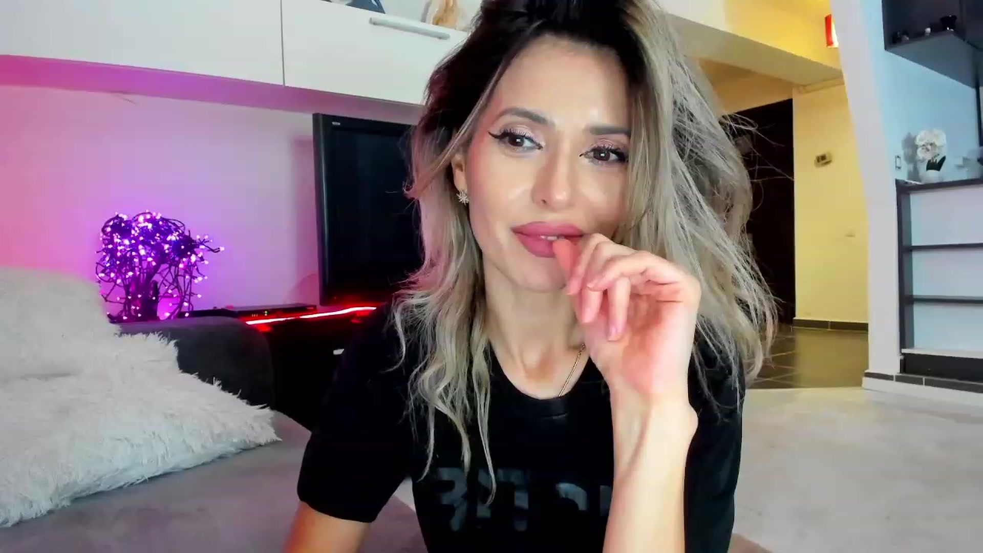 Gallery image thumbnail from SmileyTinaa's myfreecams stream on, 02/28/2024, 05:32 image 16 of 20