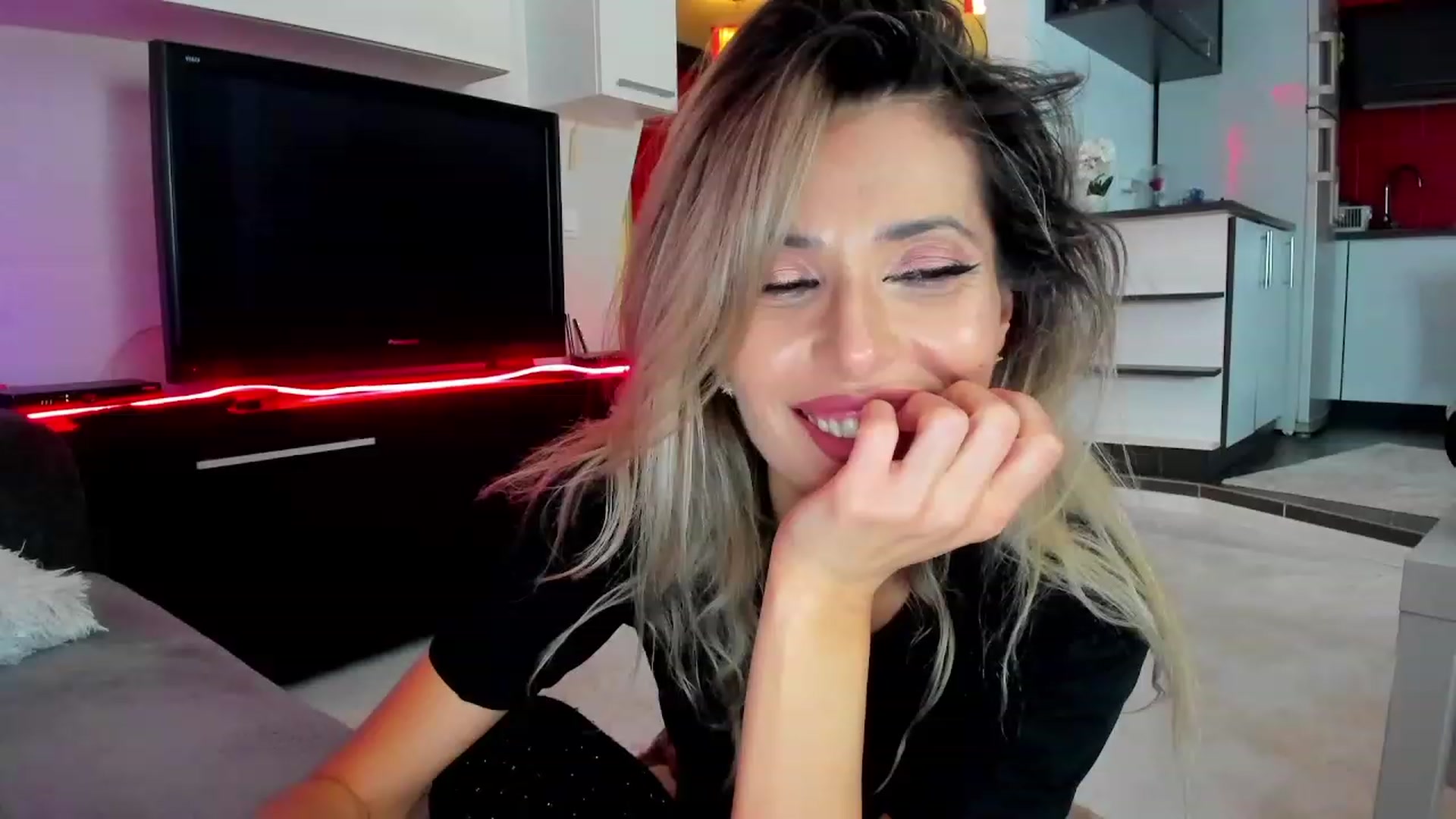 Gallery image thumbnail from SmileyTinaa's myfreecams stream on, 02/28/2024, 05:32 image 11 of 20
