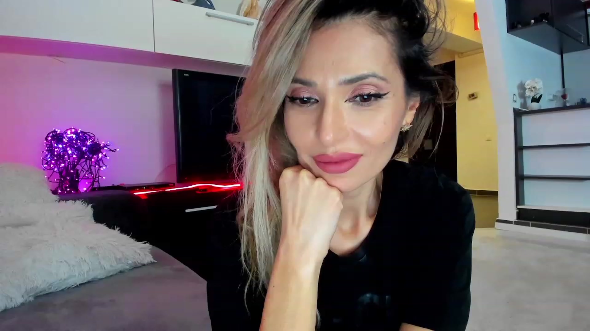 Gallery image thumbnail from SmileyTinaa's myfreecams stream on, 02/28/2024, 05:32 image 13 of 20