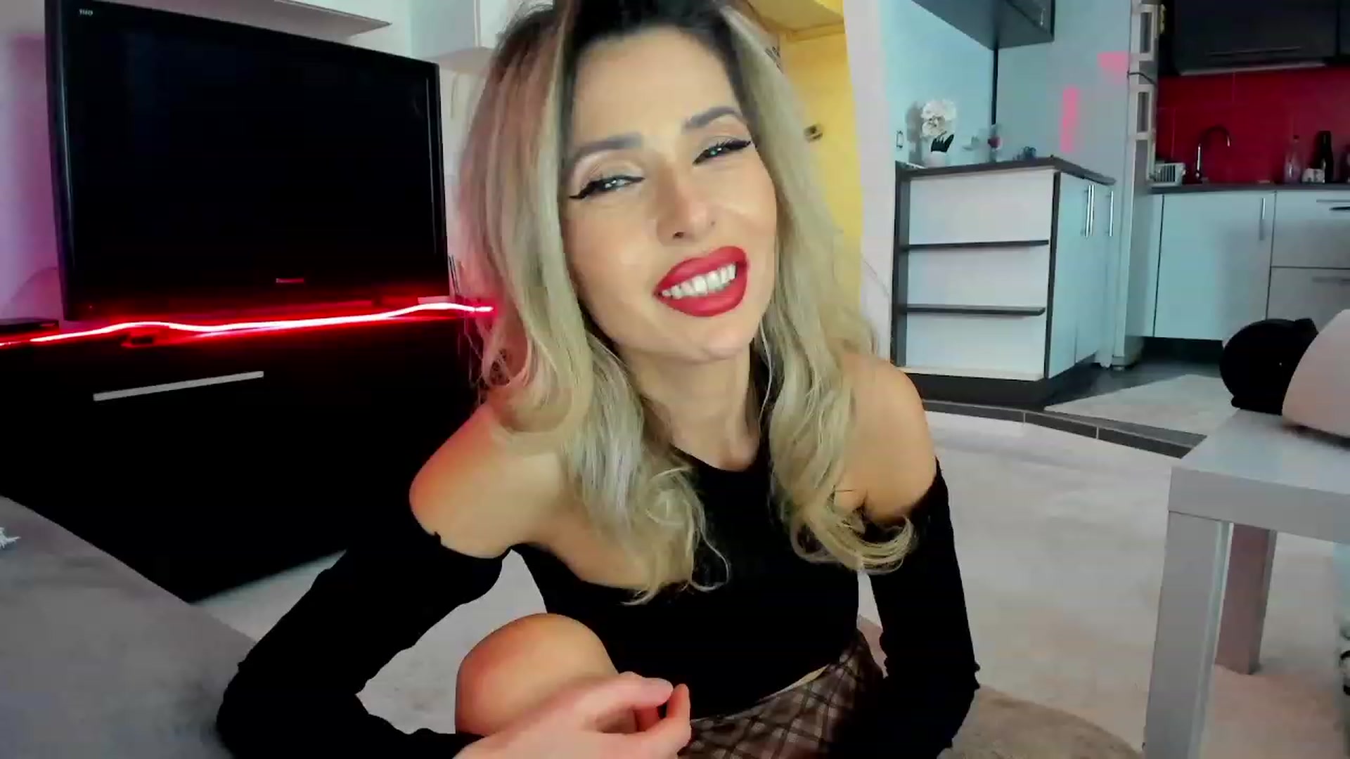 Gallery image thumbnail from SmileyTinaa's myfreecams stream on, 02/29/2024, 24:00 image 19 of 20