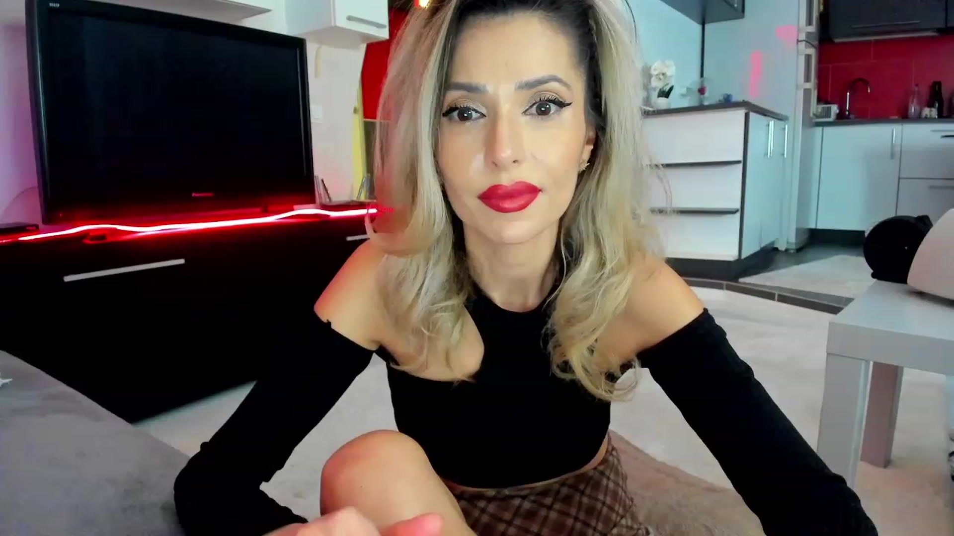 Gallery image thumbnail from SmileyTinaa's myfreecams stream on, 02/29/2024, 24:00 image 12 of 20