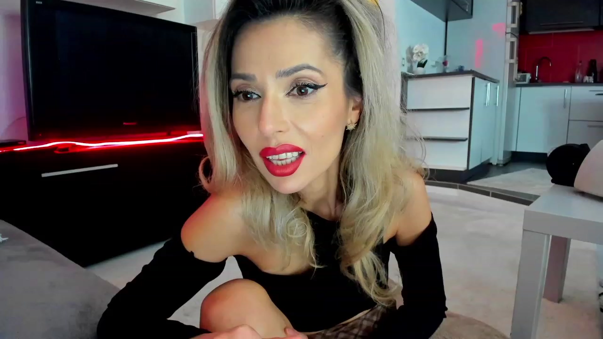 Gallery image thumbnail from SmileyTinaa's myfreecams stream on, 02/29/2024, 24:00 image 11 of 20