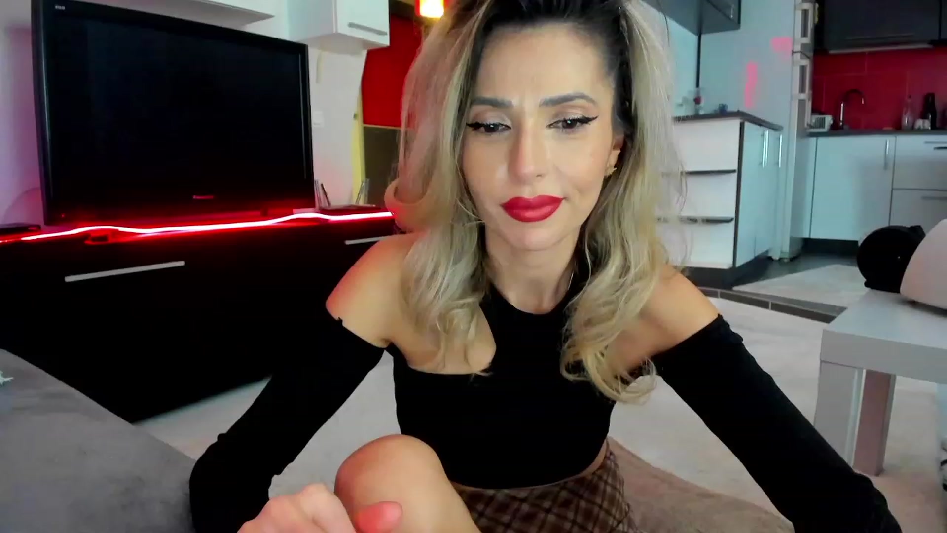 Gallery image thumbnail from SmileyTinaa's myfreecams stream on, 02/29/2024, 24:00 image 9 of 20