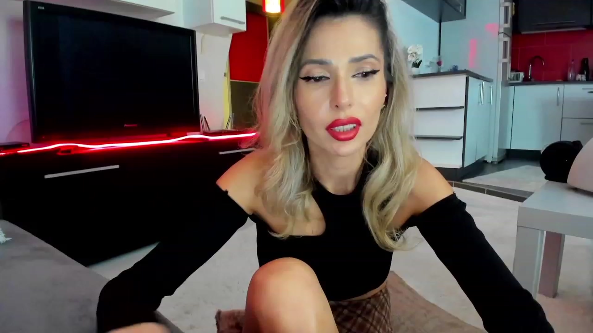 Gallery image thumbnail from SmileyTinaa's myfreecams stream on, 02/29/2024, 24:00 image 2 of 20