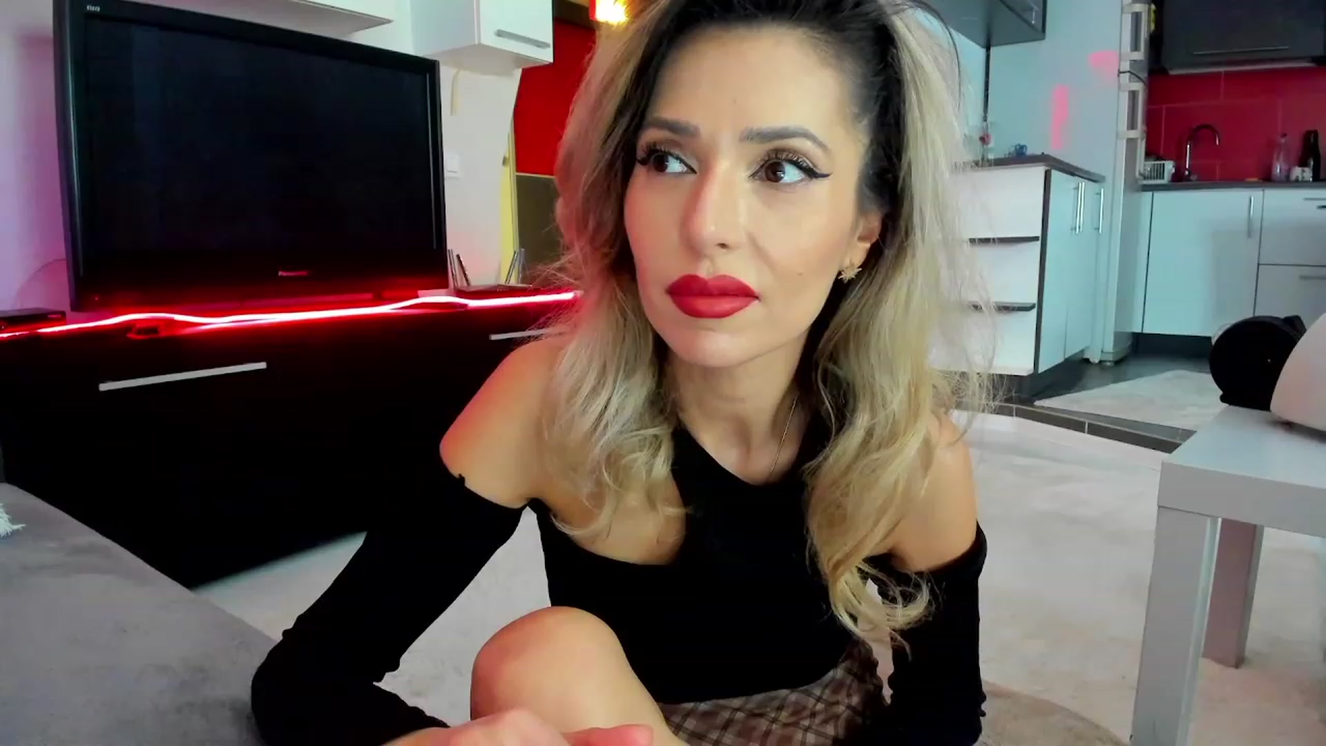 Gallery image thumbnail from SmileyTinaa's myfreecams stream on, 02/29/2024, 24:00 image 5 of 20