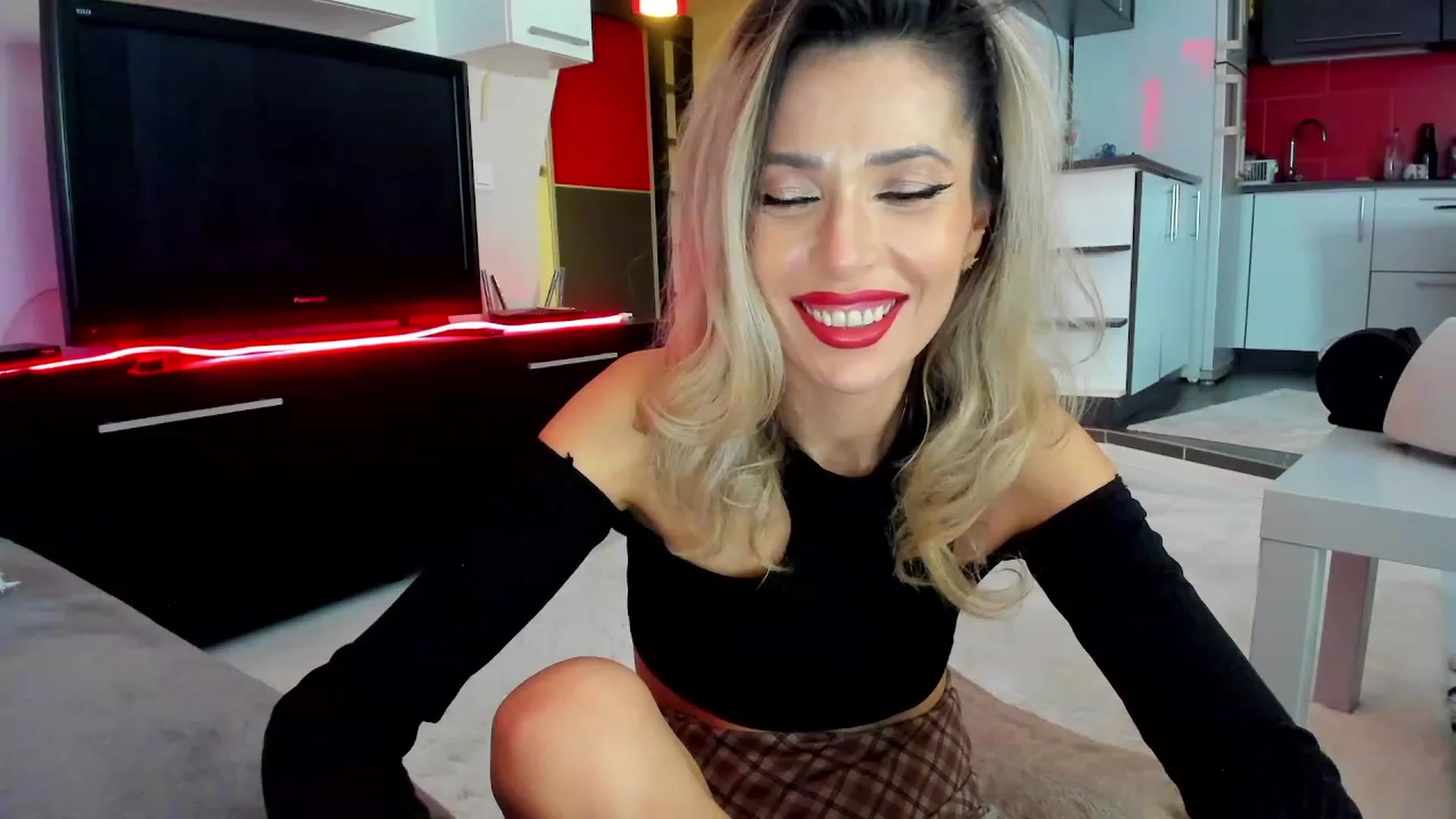 Gallery image thumbnail from SmileyTinaa's myfreecams stream on, 02/29/2024, 24:00 image 17 of 20