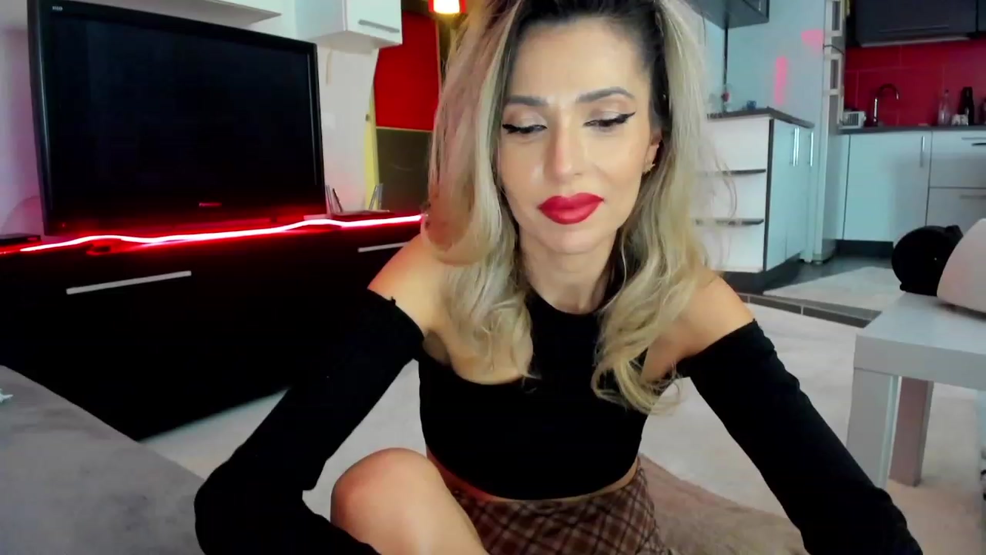 Gallery image thumbnail from SmileyTinaa's myfreecams stream on, 02/29/2024, 24:00 image 13 of 20