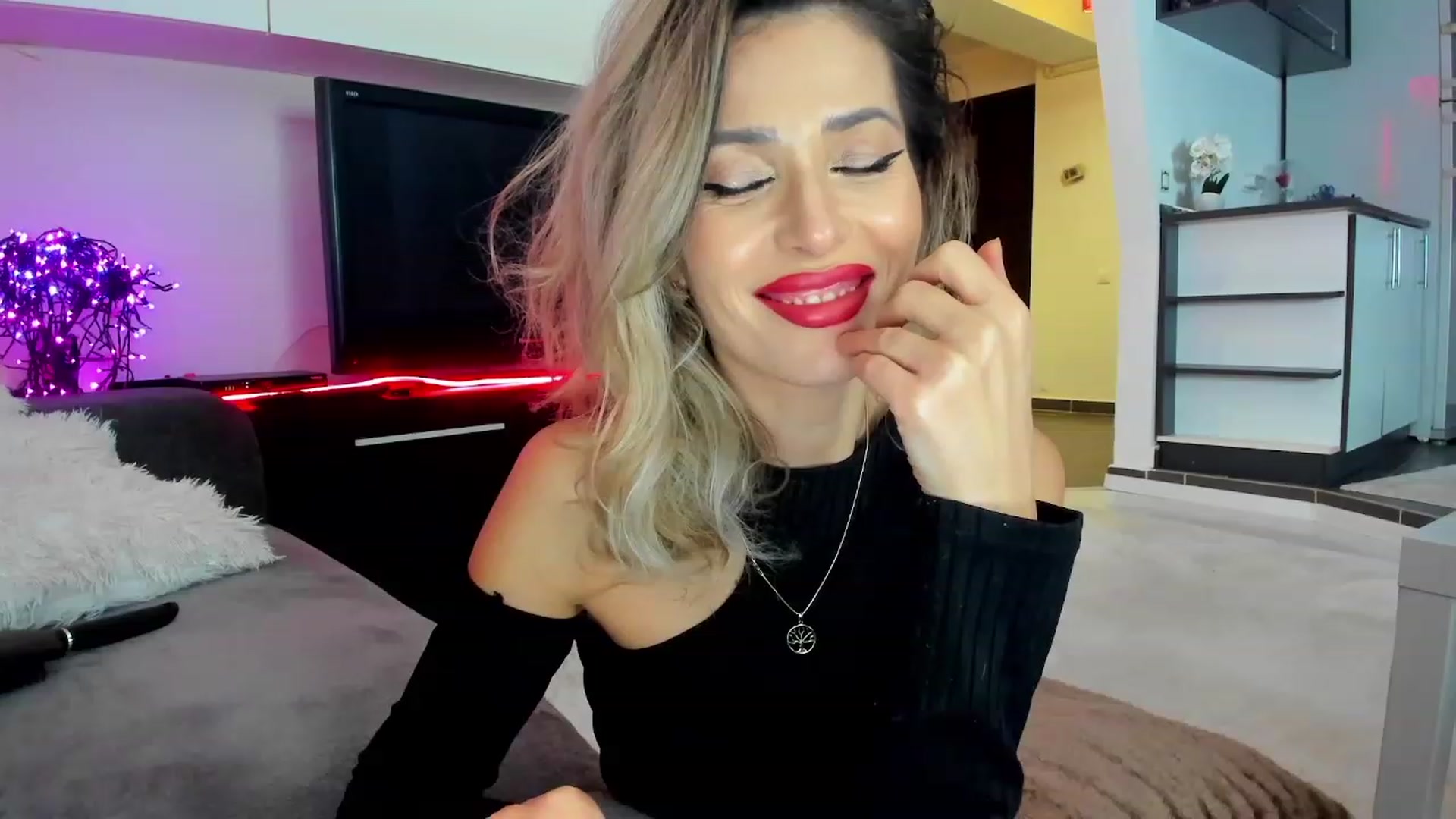Gallery image thumbnail from SmileyTinaa's myfreecams stream on, 02/29/2024, 03:11 image 8 of 20