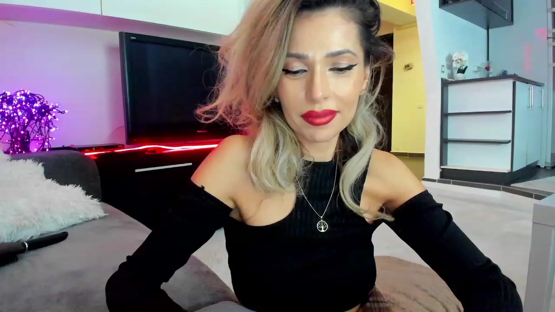Gallery image thumbnail from SmileyTinaa's myfreecams stream on, 02/29/2024, 03:11 image 9 of 20
