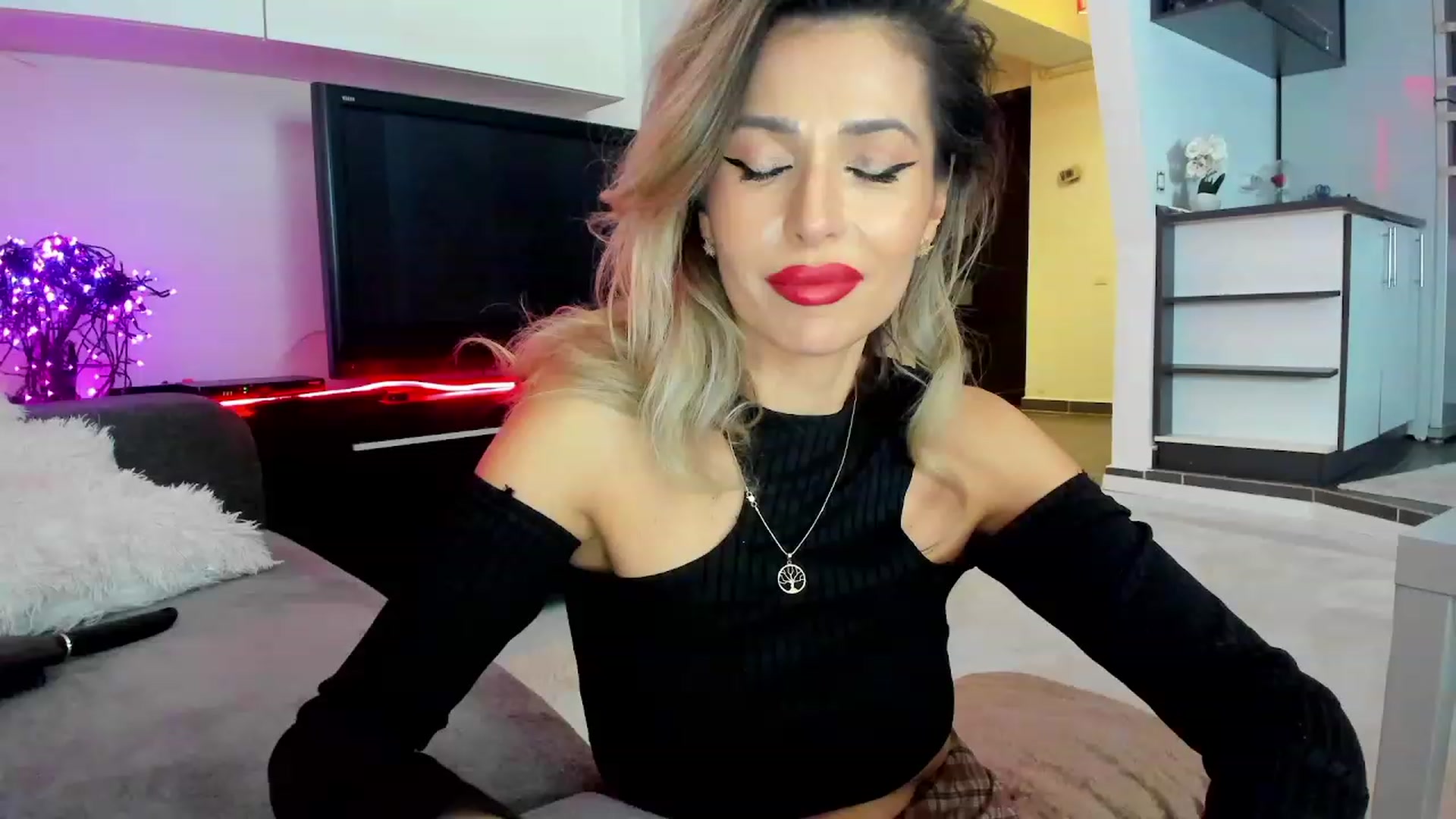 Gallery image thumbnail from SmileyTinaa's myfreecams stream on, 02/29/2024, 03:11 image 5 of 20