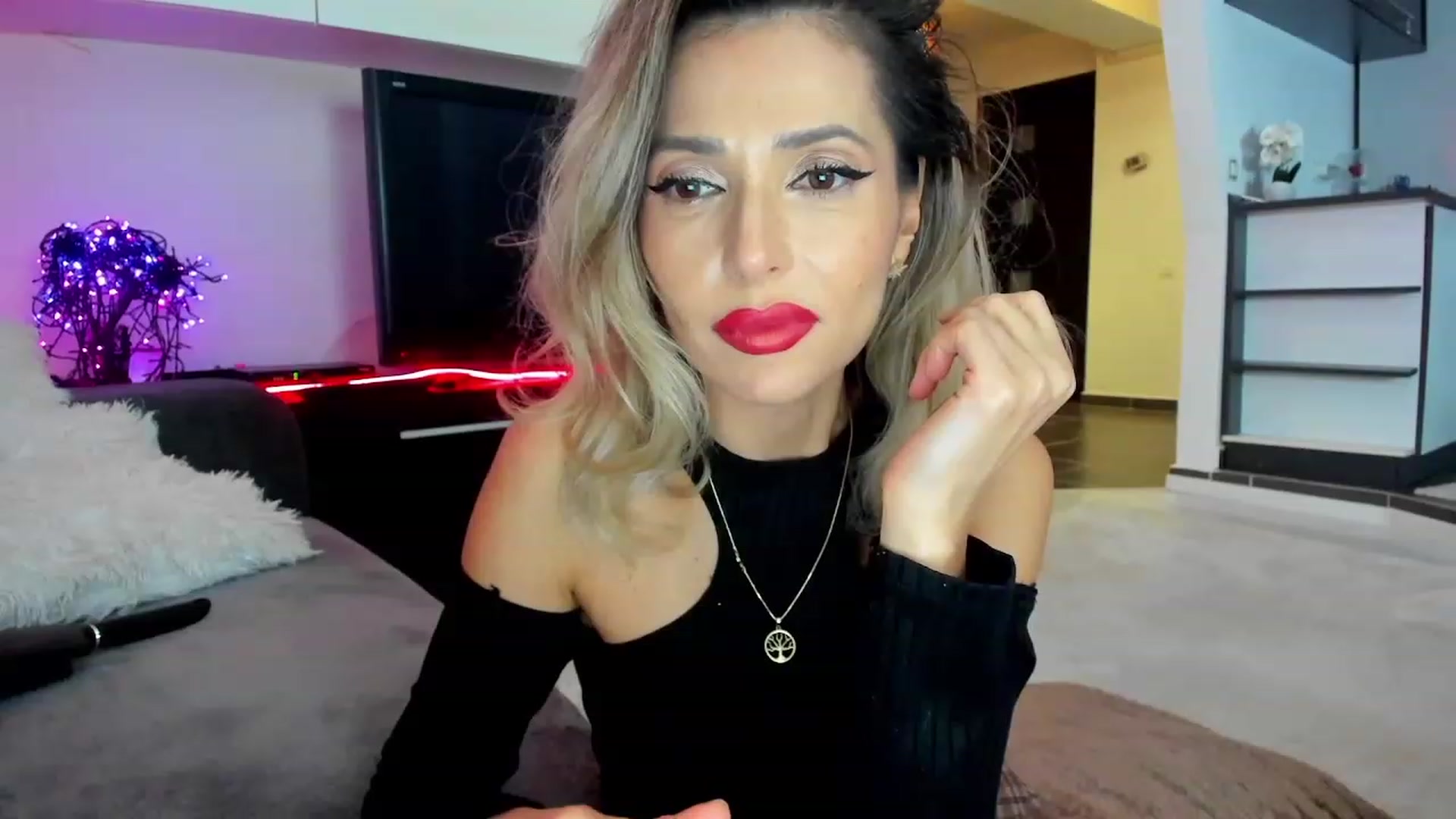 Gallery image thumbnail from SmileyTinaa's myfreecams stream on, 02/29/2024, 03:11 image 4 of 20